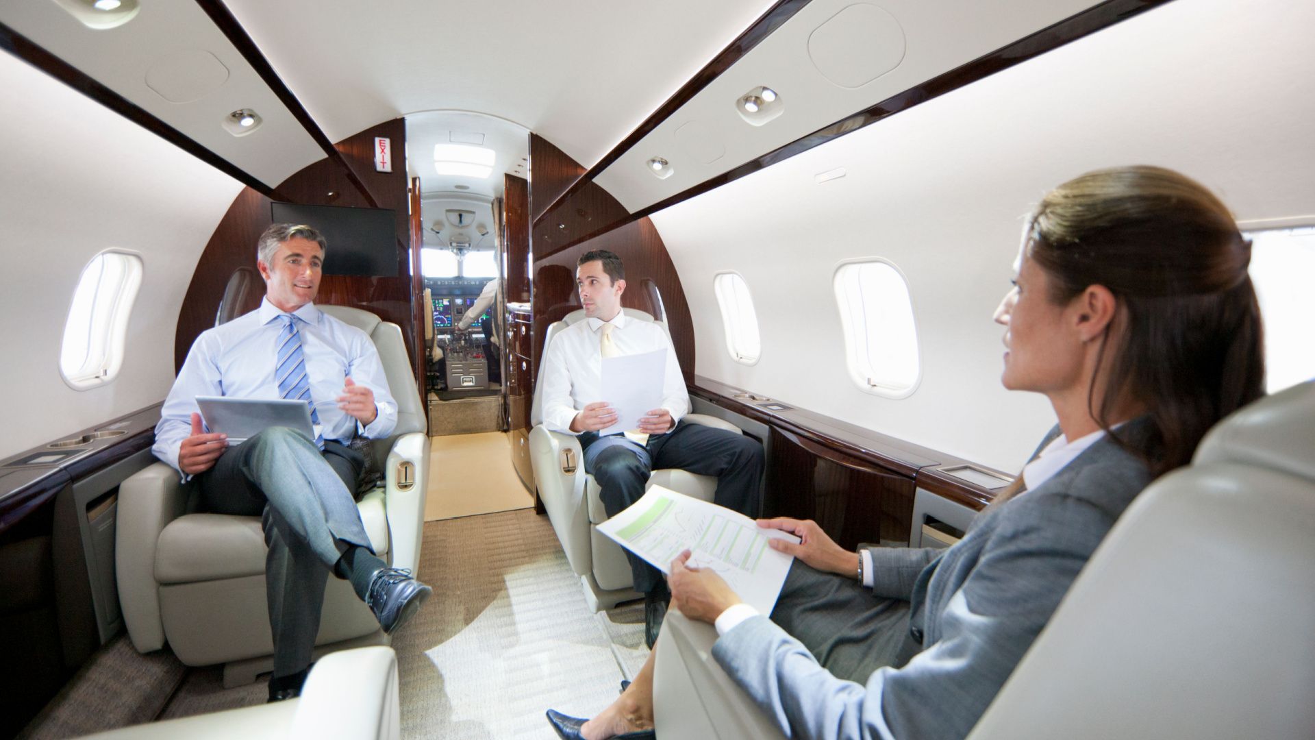 Explained: The Differences Between Corporate & Private Jets