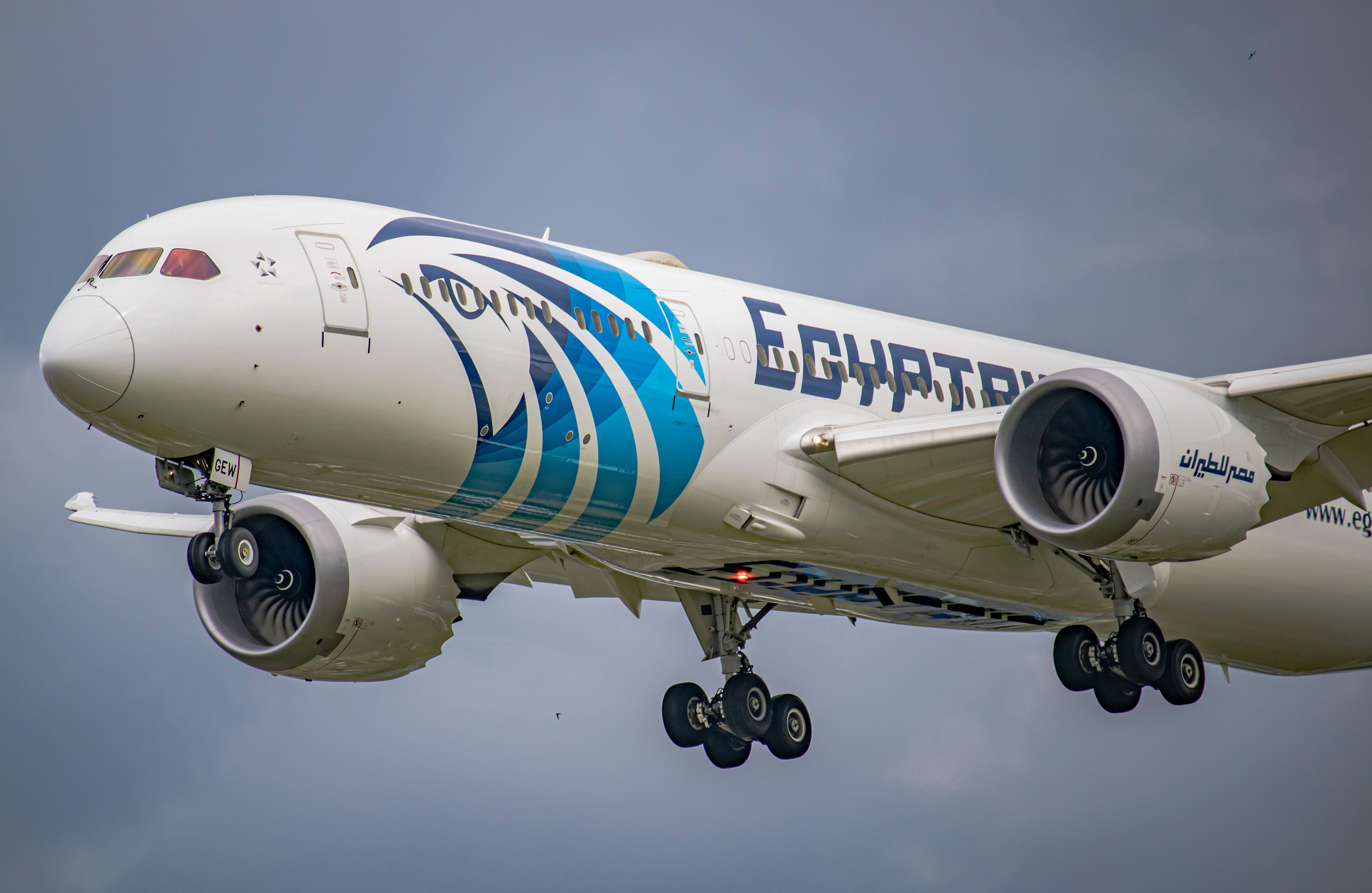 Egyptair Boeing 787-9 Dreamliner (SU-GEW) on approach at London Heathrow Airport