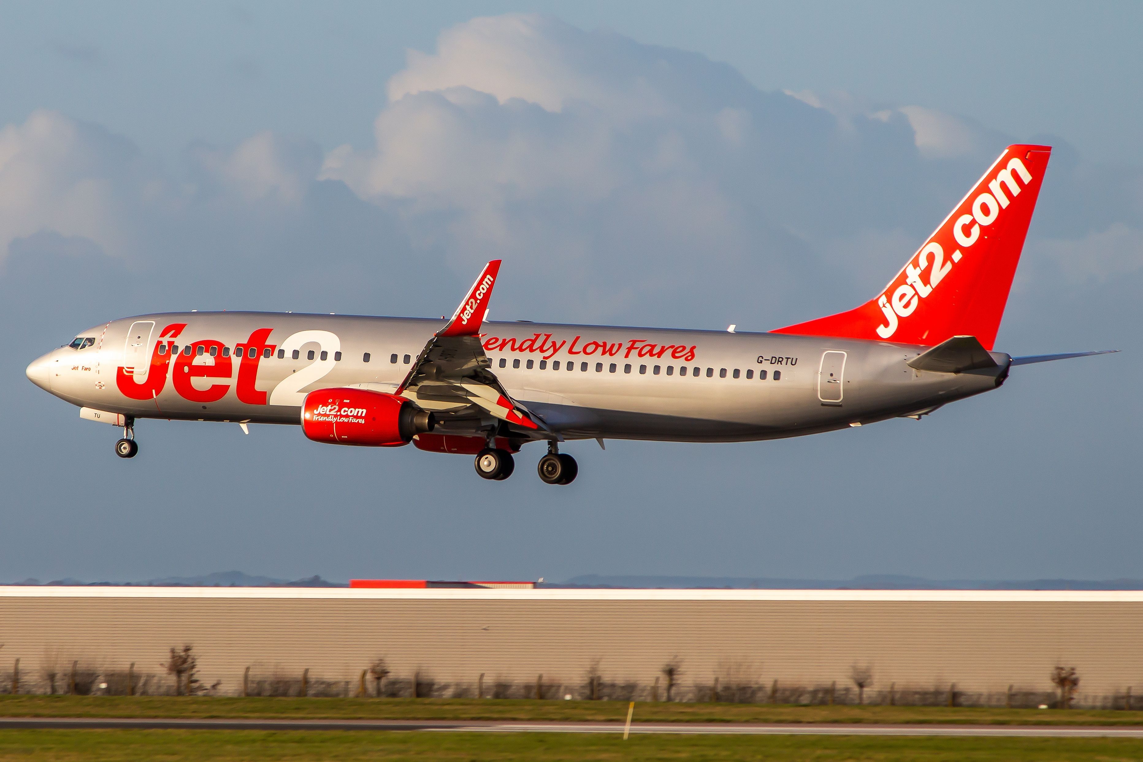 Jet Boeing 737-800 Landing At East Midlands Airport