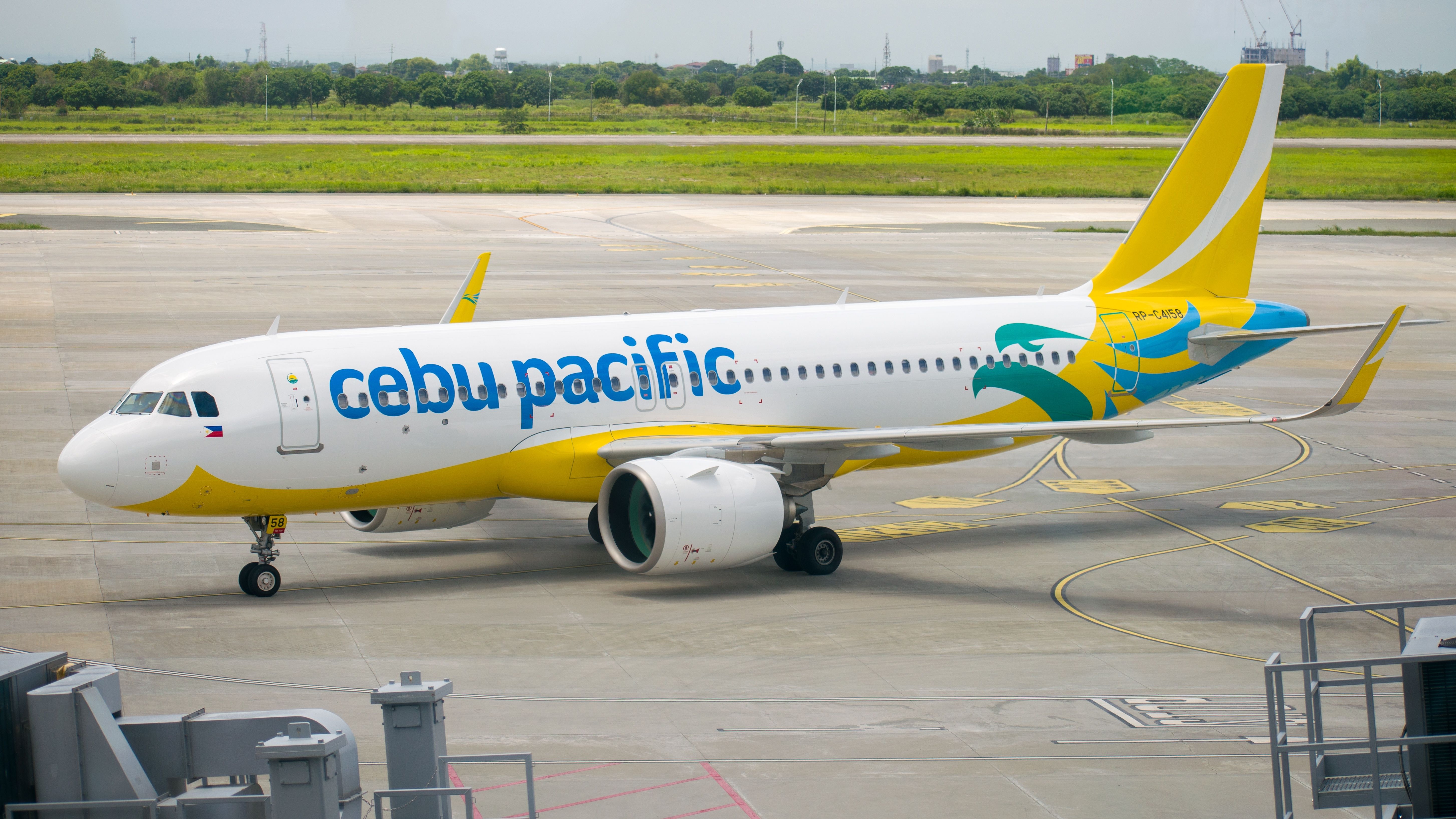 A Cebu Pacific Airbus A320neo taxiing to the gate.