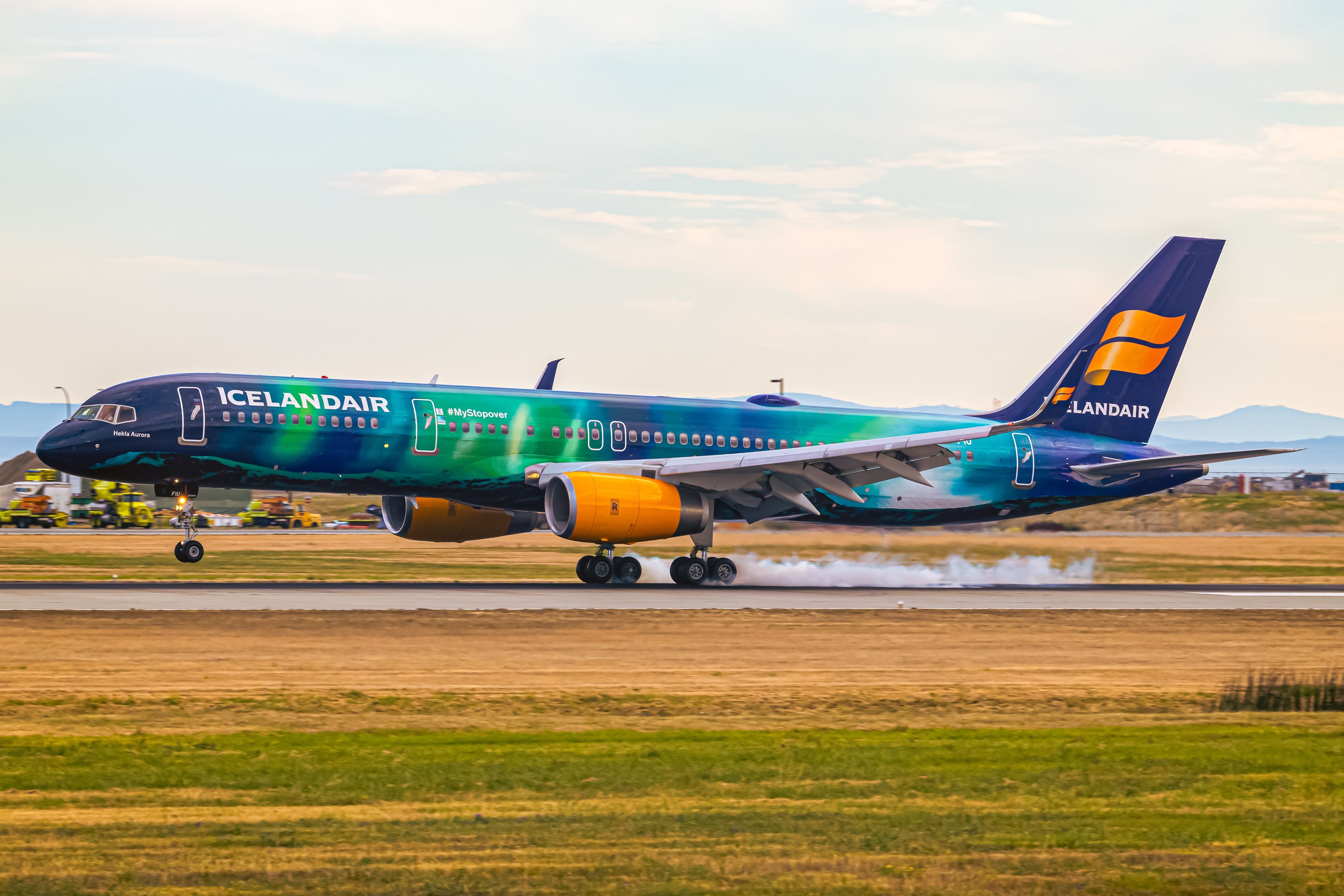 Iceland Air B757 touching down at Vancouver