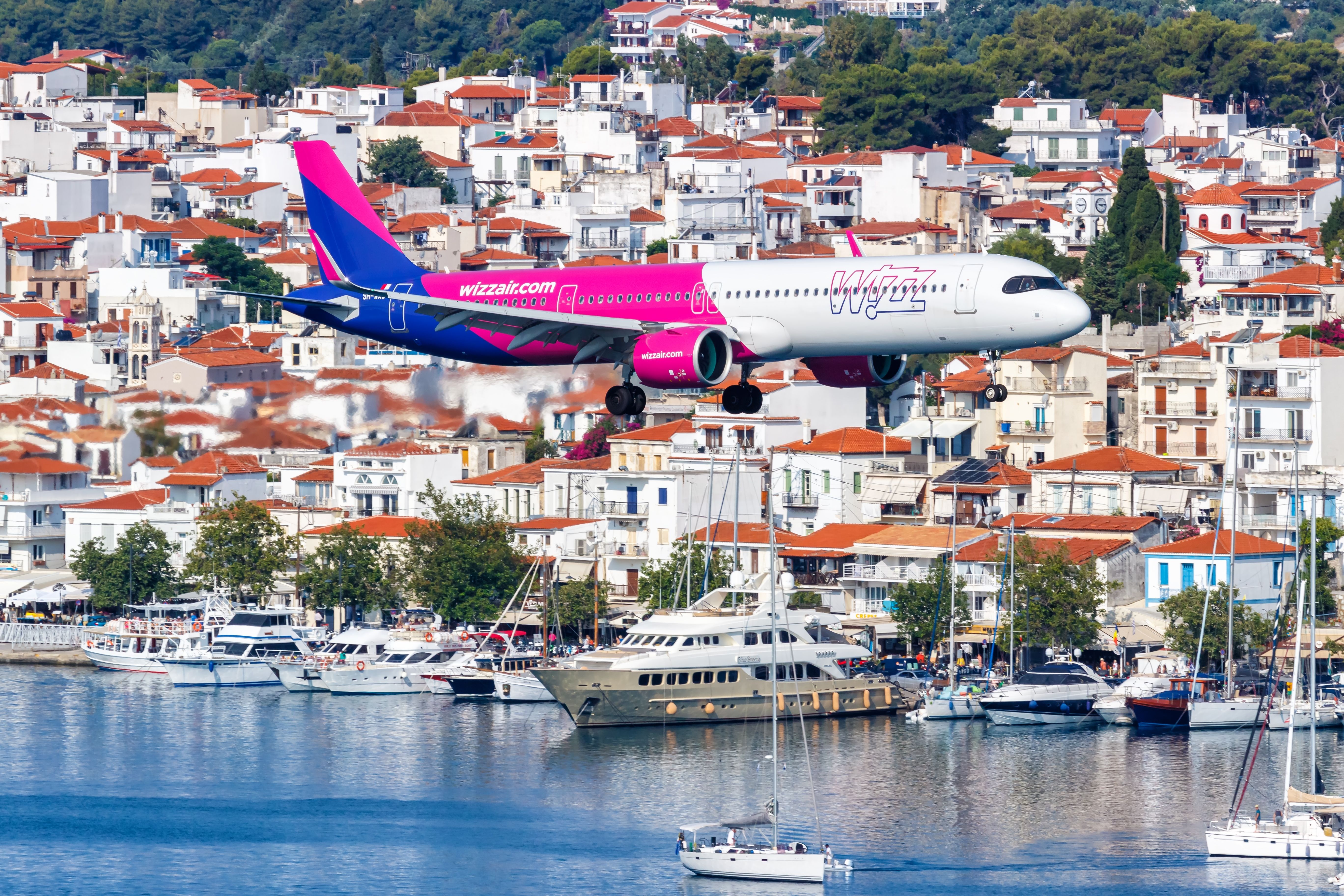 A Wizz Air Airbus A321neo about to land In Skiathos.