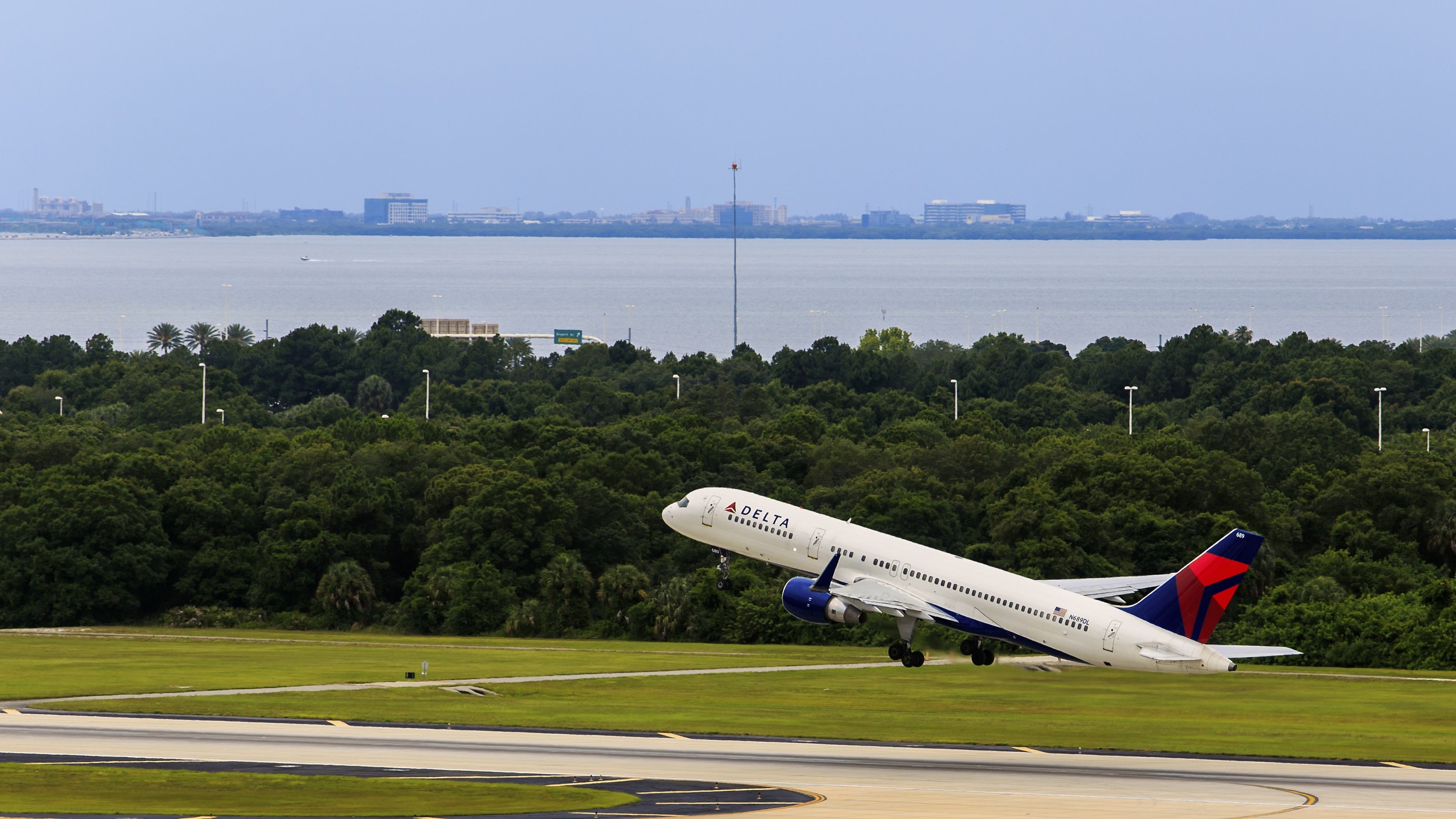 Delta Air Lines Boeing 757 departing Tampa International Airport