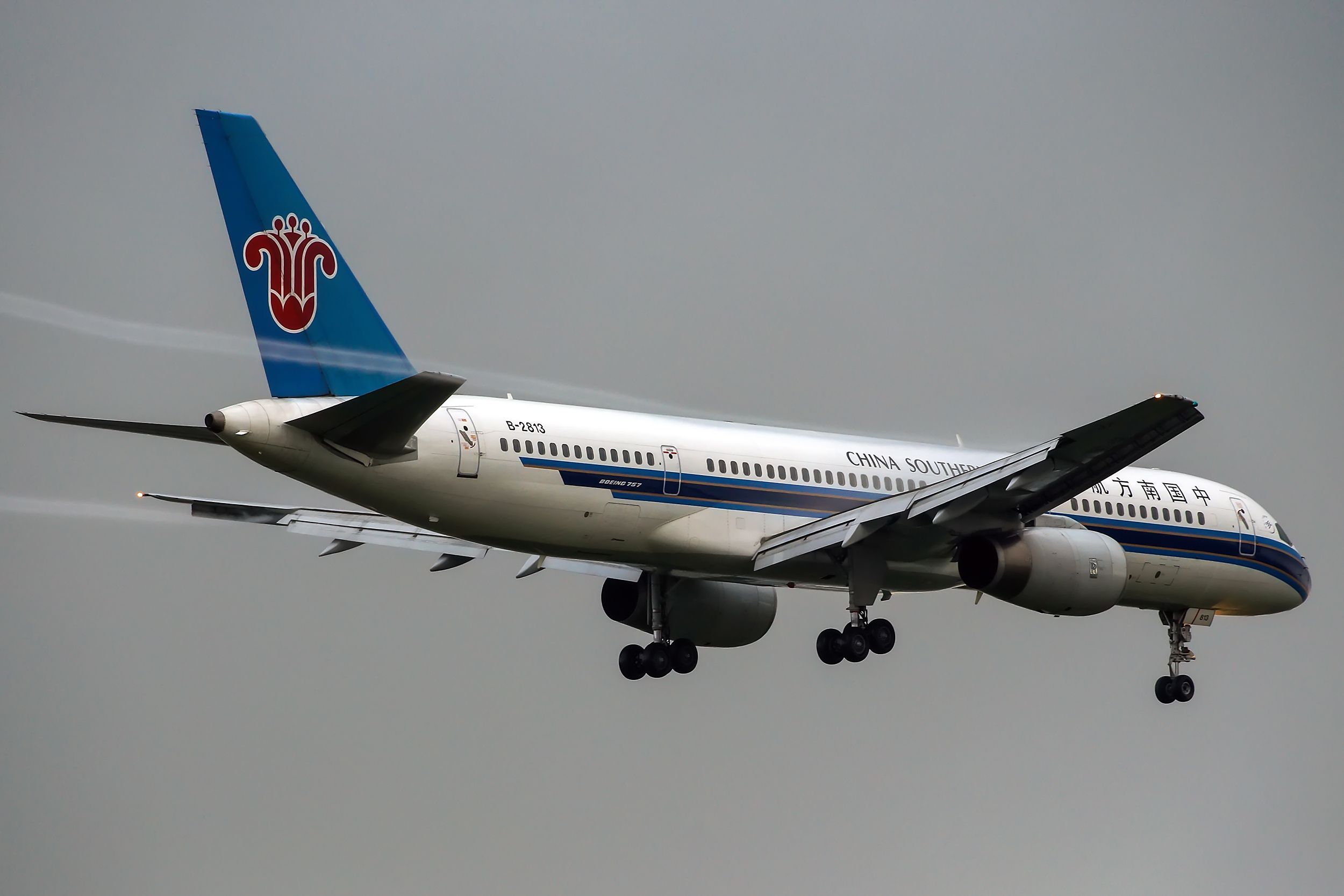 A China Southern Boeing 757 flying in the sky.