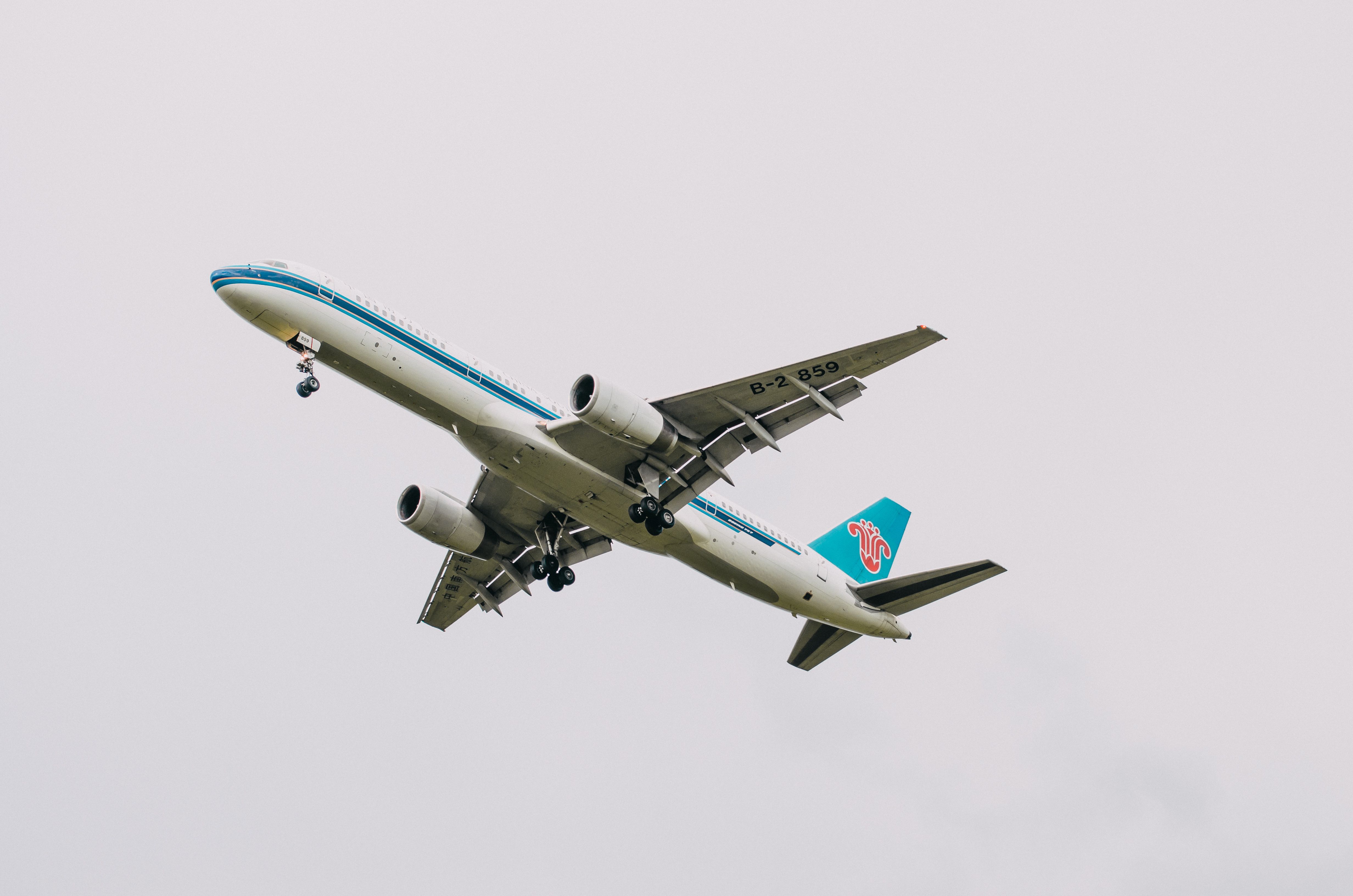 A China Southern Boeing 757 flying in the sky.