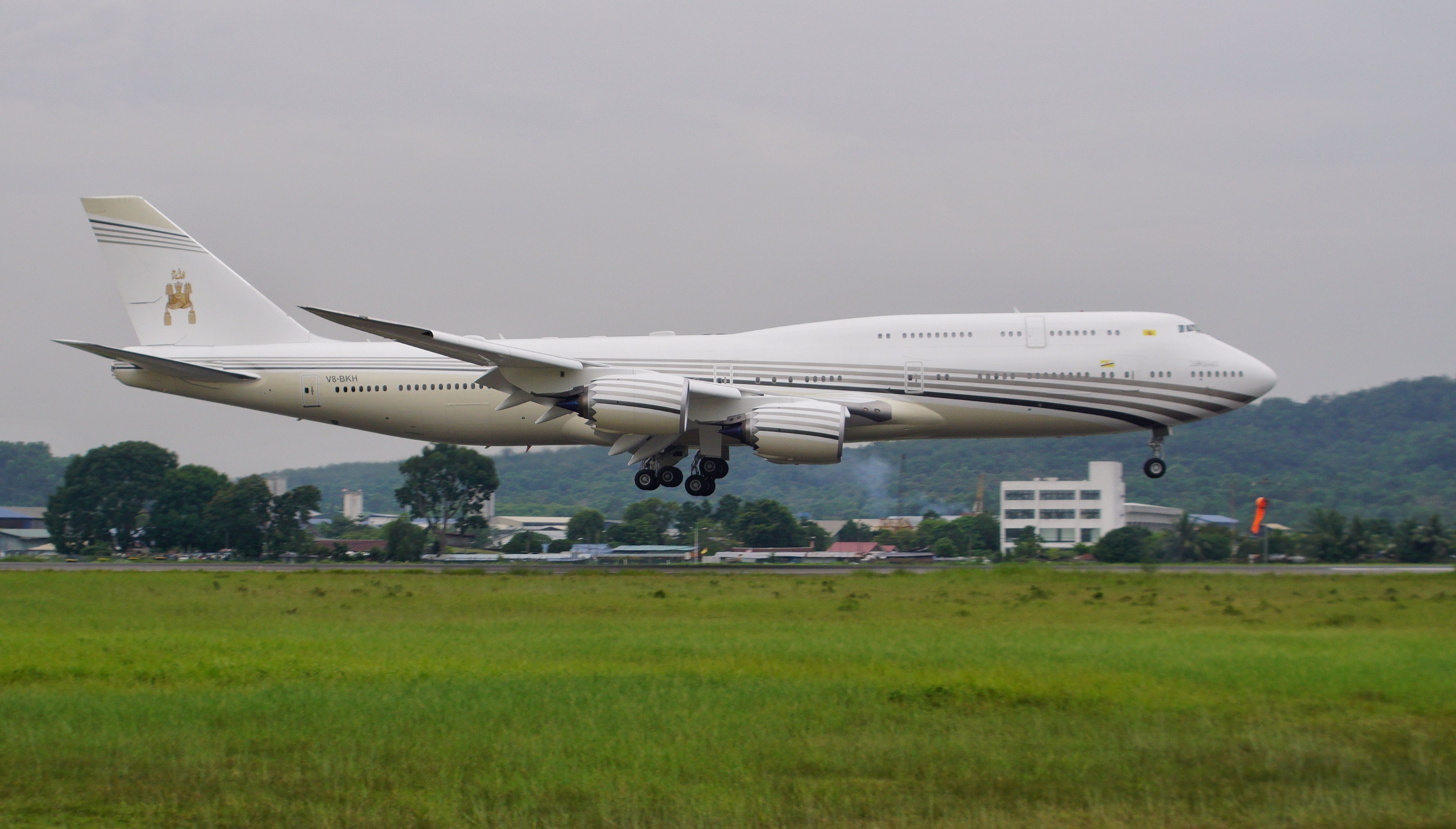 A Boeing 747-8 BBJ about to land.