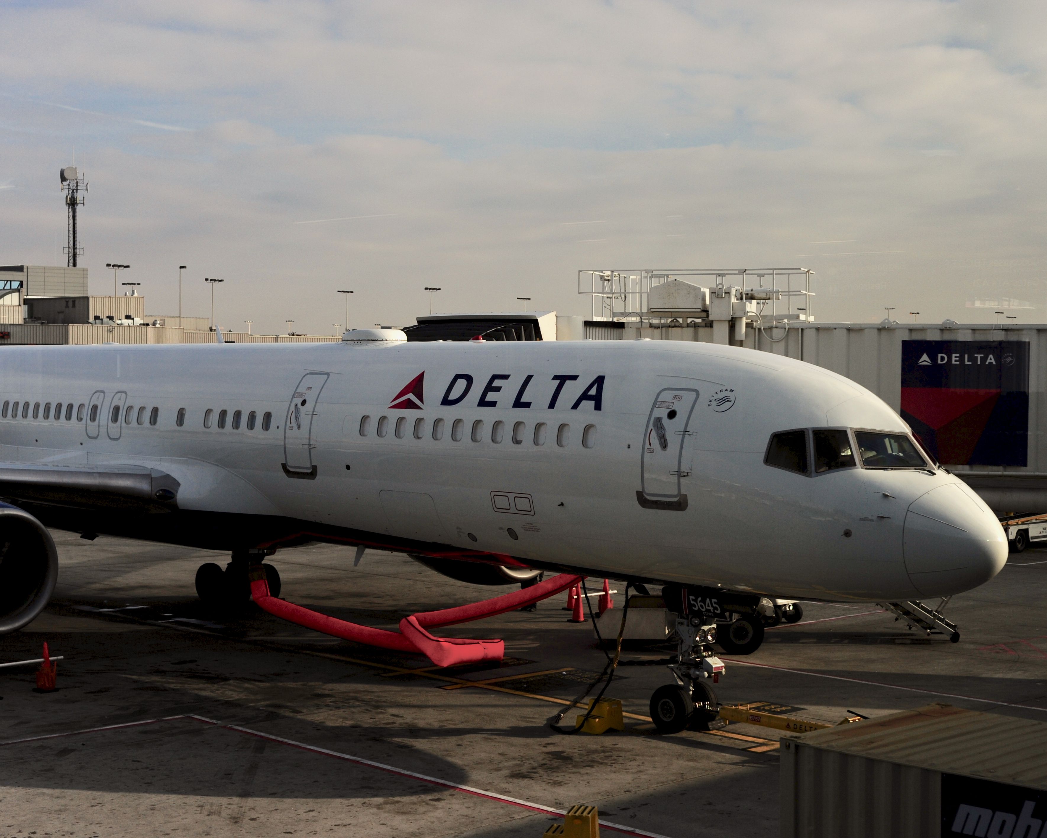 Delta Boeing 757 Evacuated After Tire Bursts In Atlanta