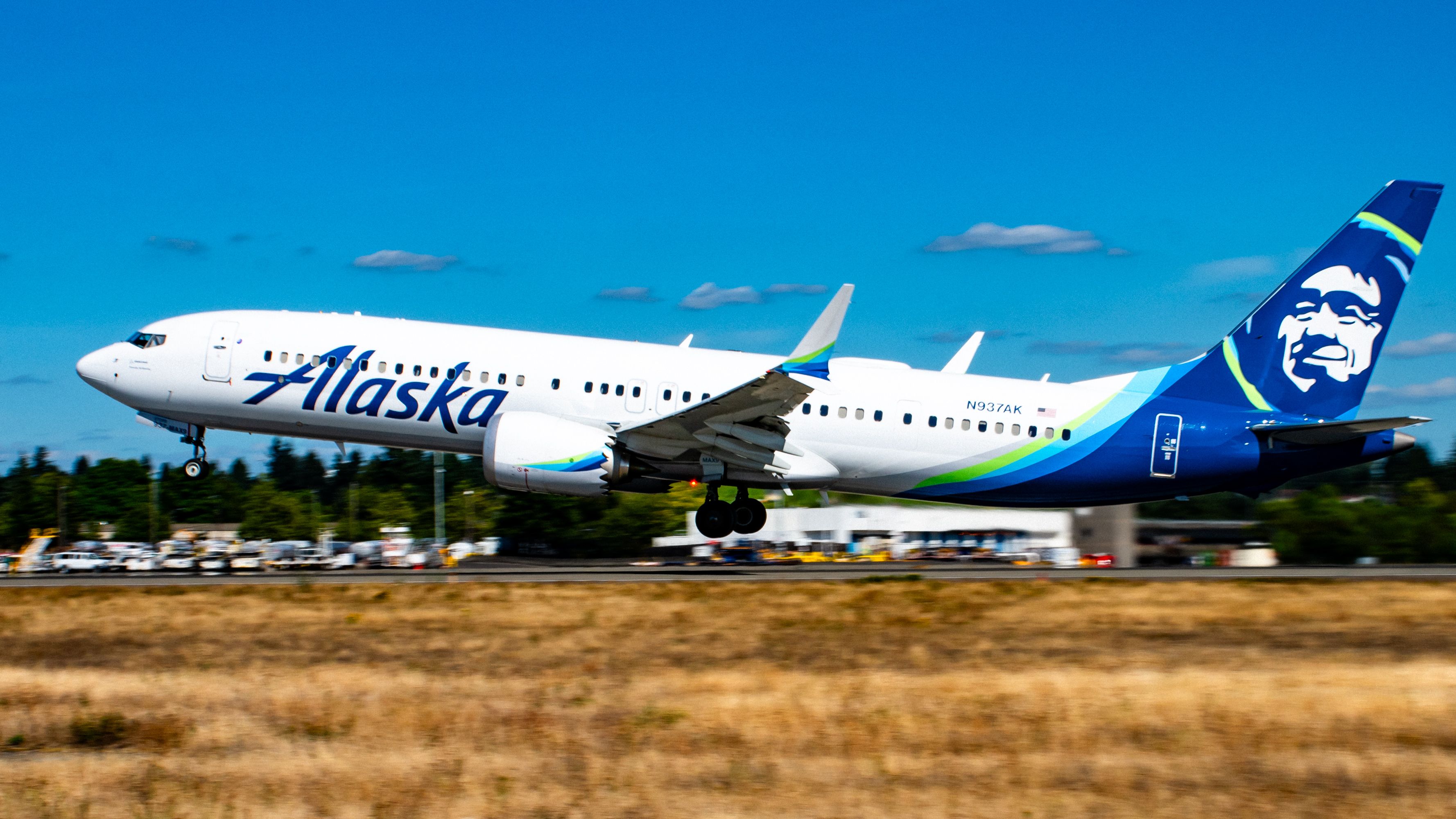 Alaska Airlines Boeing 737 MAX 9 N937AK Flashing Beacon on Take-Off