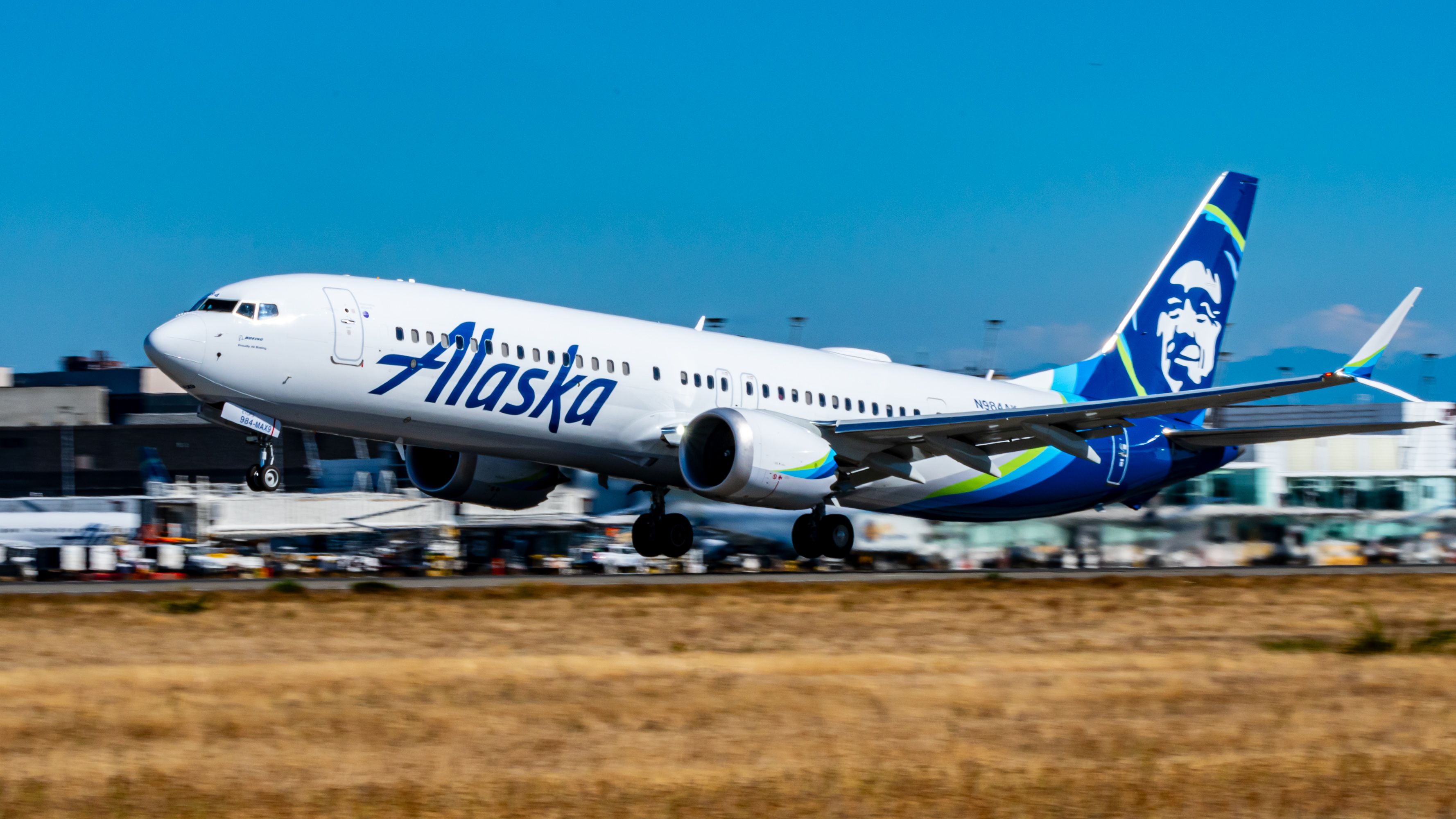 Filming an Alaska Airlines 737 9 MAX taking off from the ocean