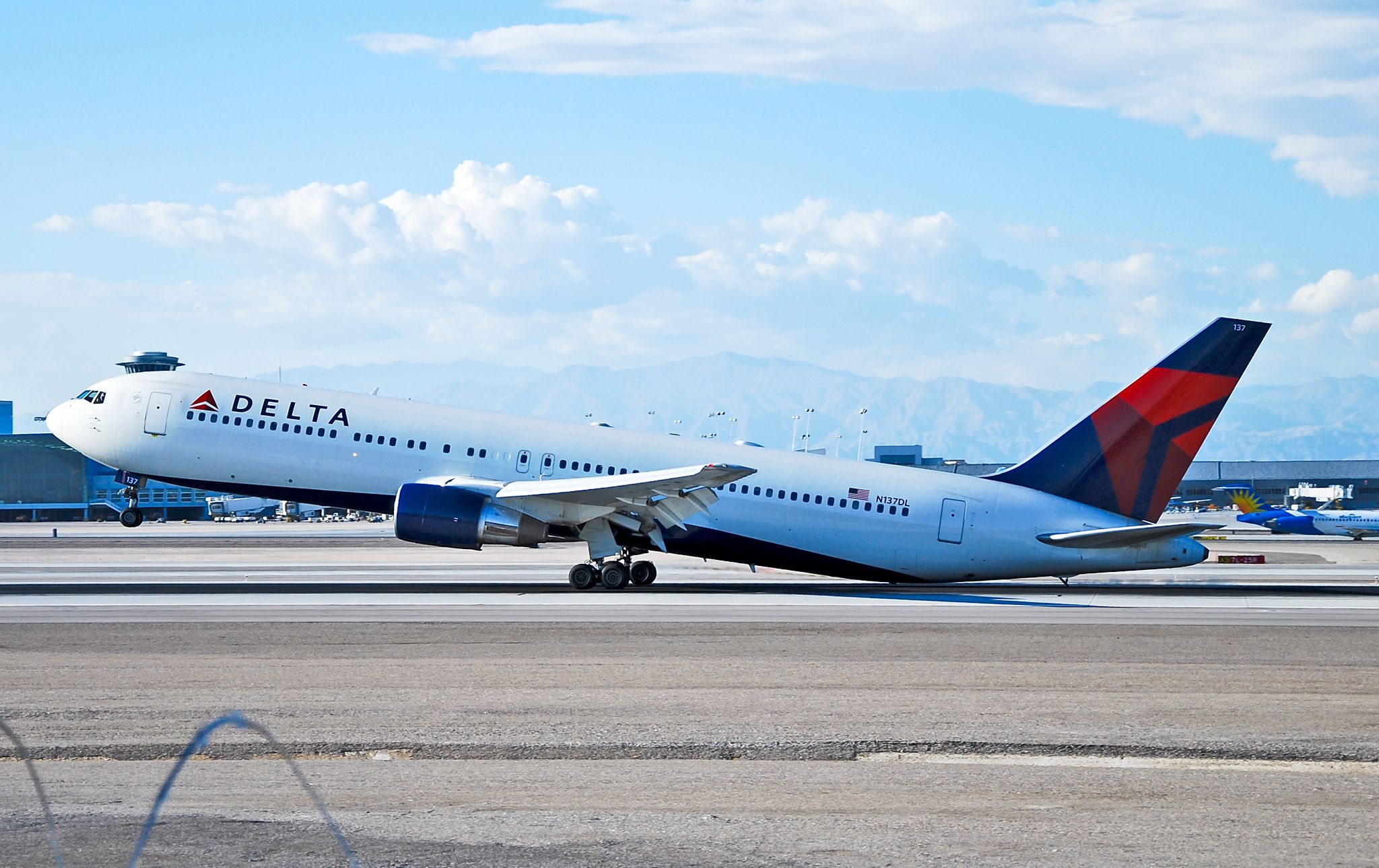 (Tailstrike)_N137DL_Delta_Air_Lines_Boeing_767-332_N137DL_(cn_25306-392)_Airplane_Tailstrike_Protection_System_(7848930426)_(2)