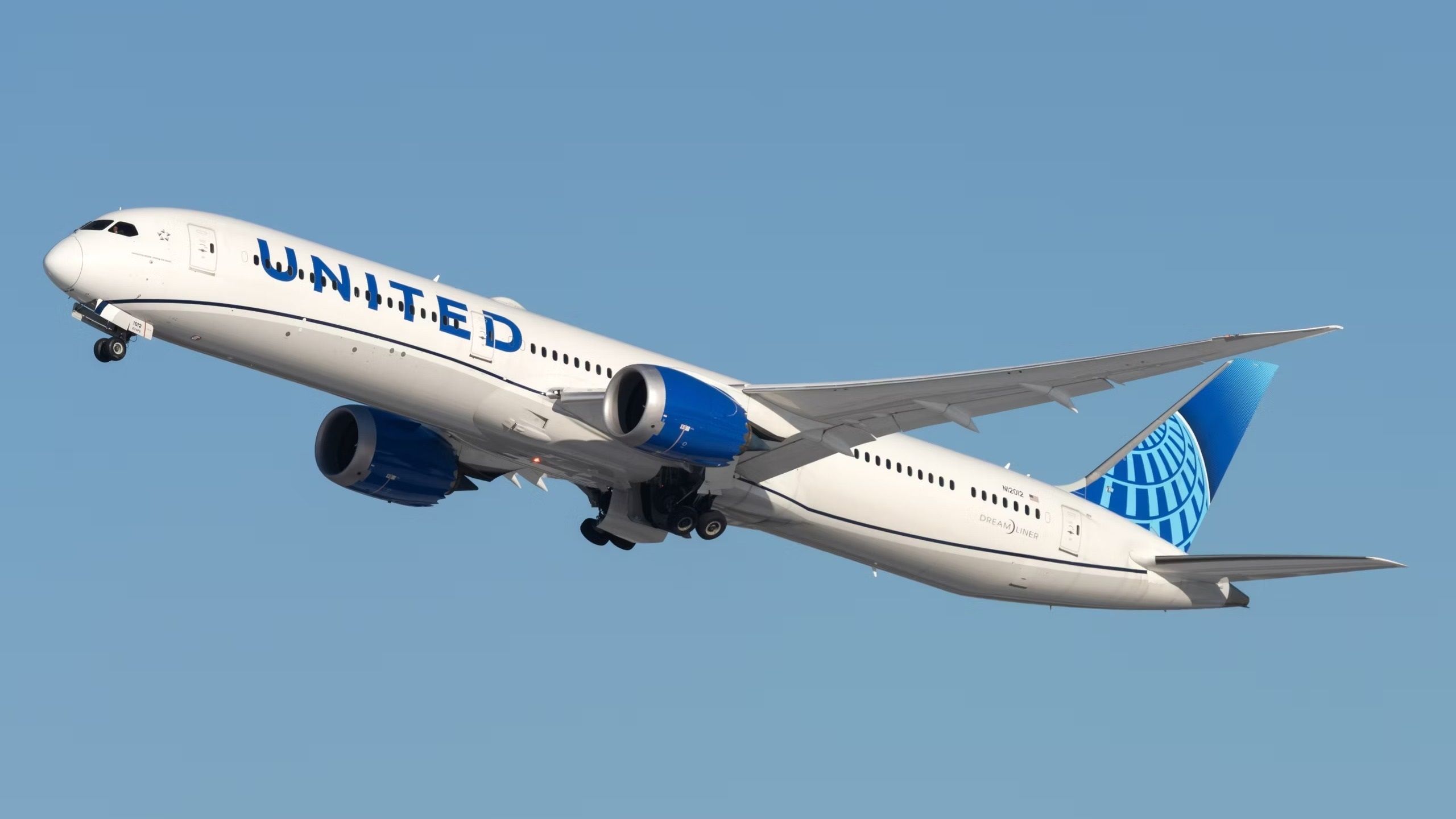 United 787-10 taking off