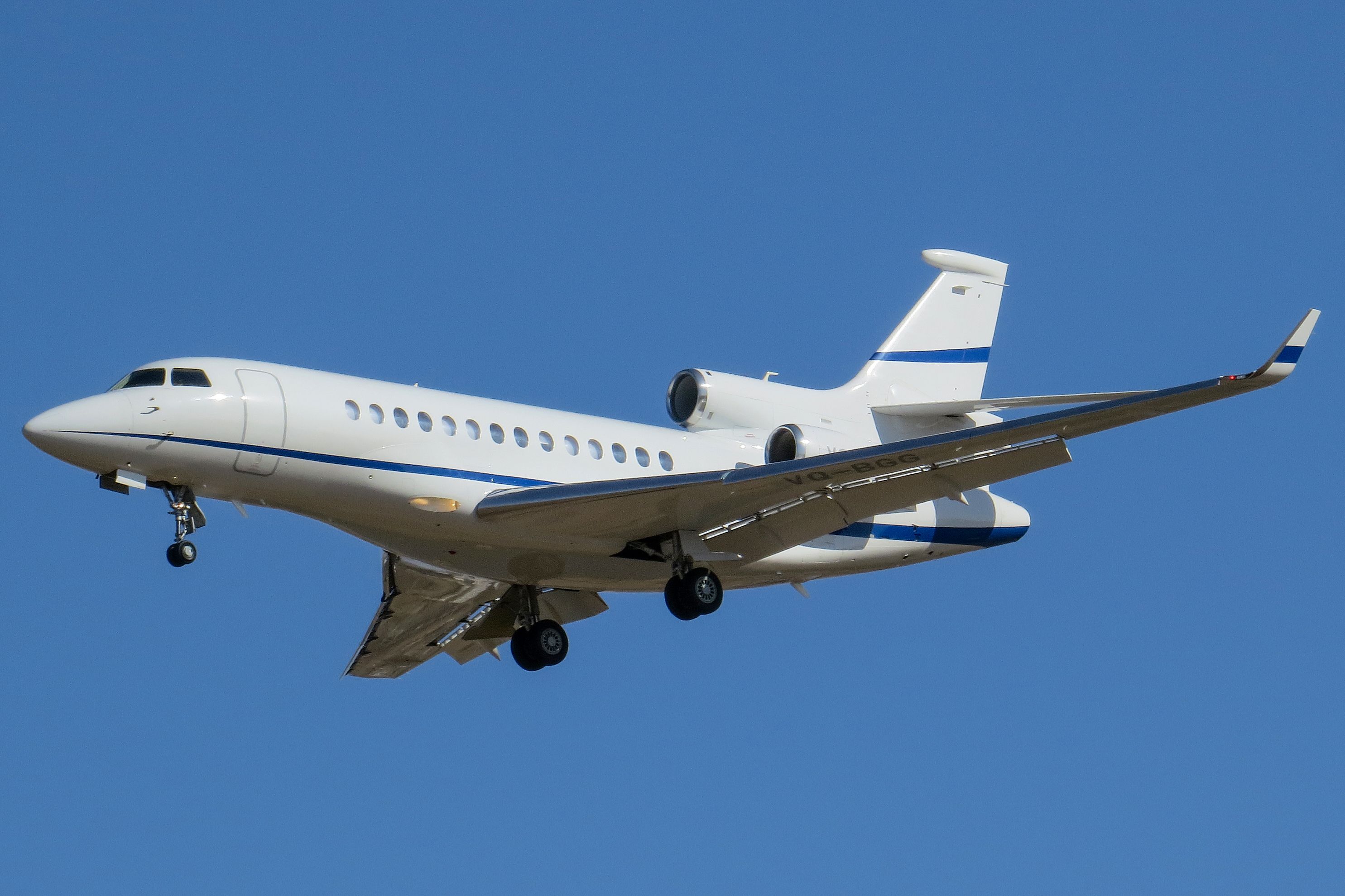 A Dassault Falcon 7X flying in the sky.