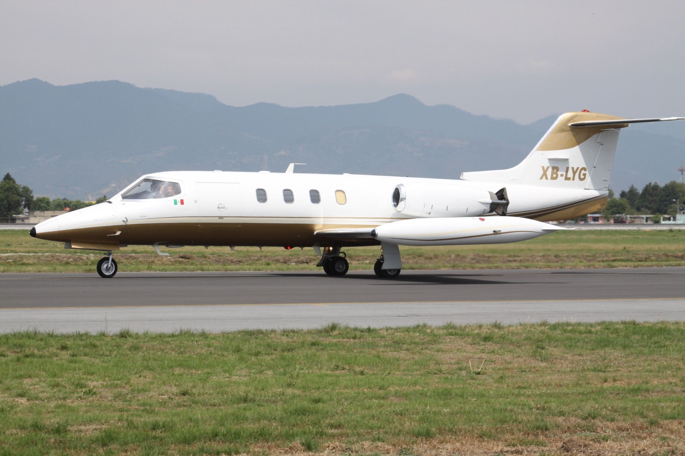 A Learjet 25 taxiing to the runway.