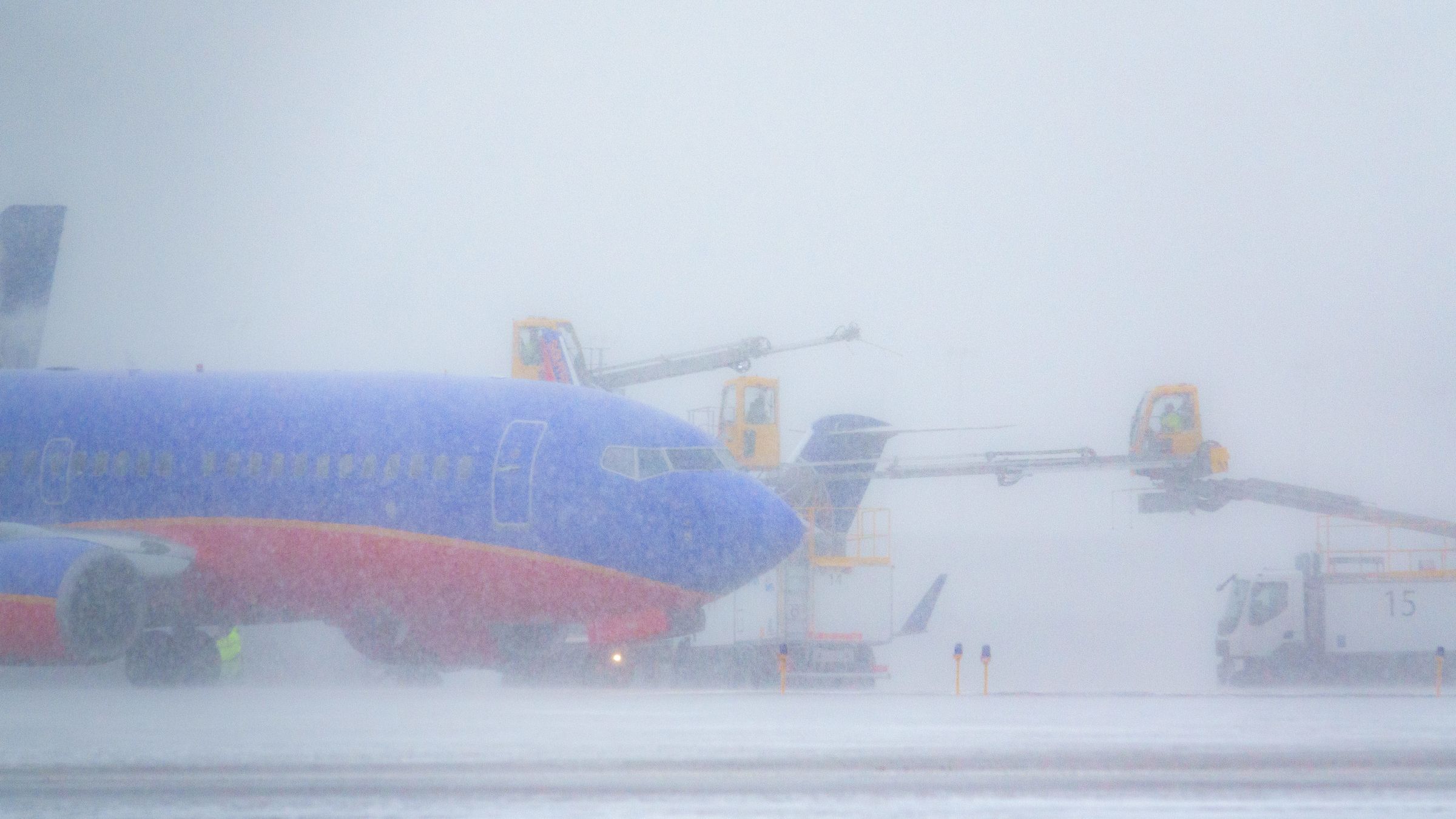 012621_airfield_southwest_winter-004 - Crews trying to prepare Southwest Airlines 737 to fly out of Denver