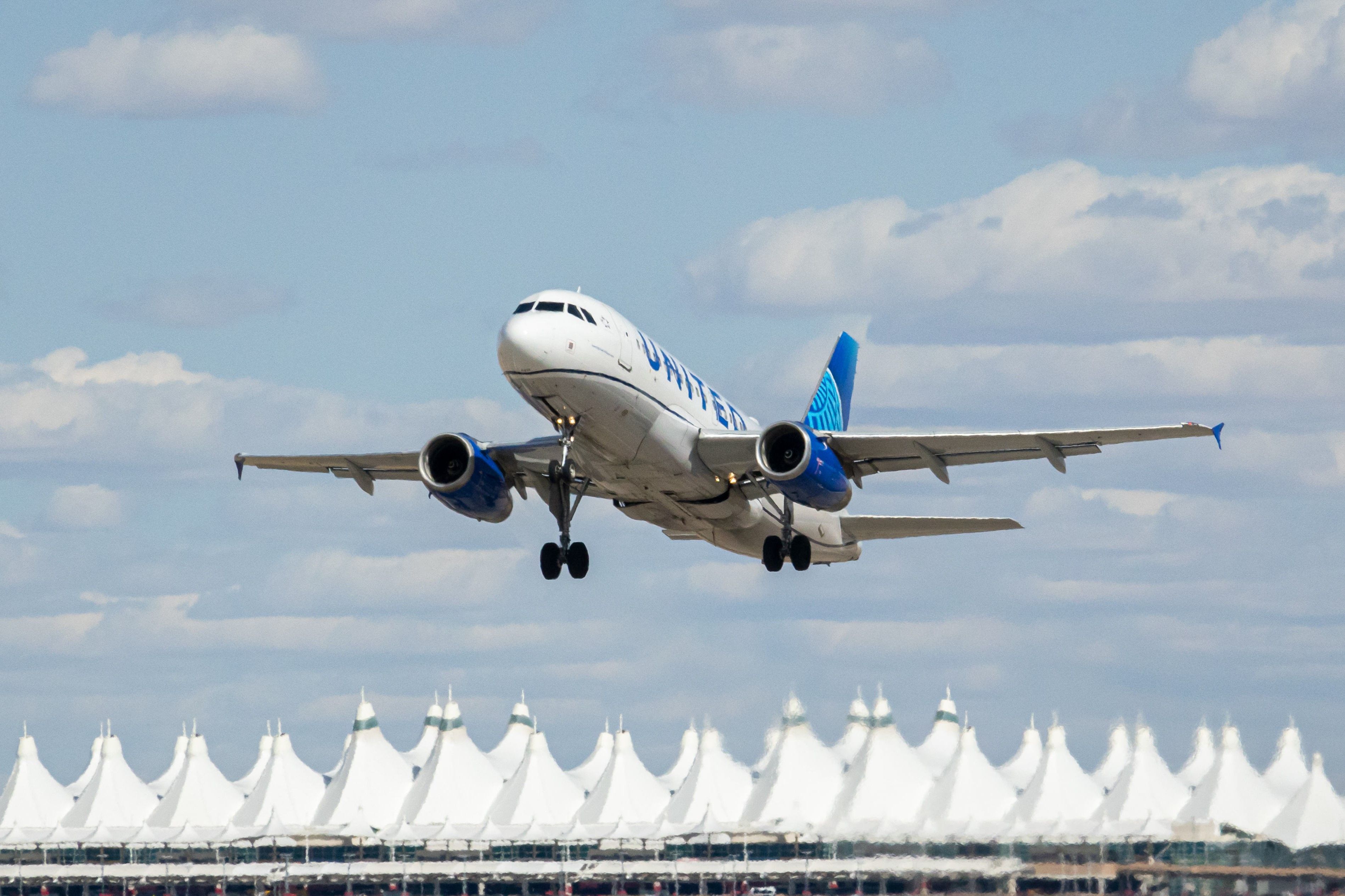 A United Airlines Boeing 737 departing Denver International Airport