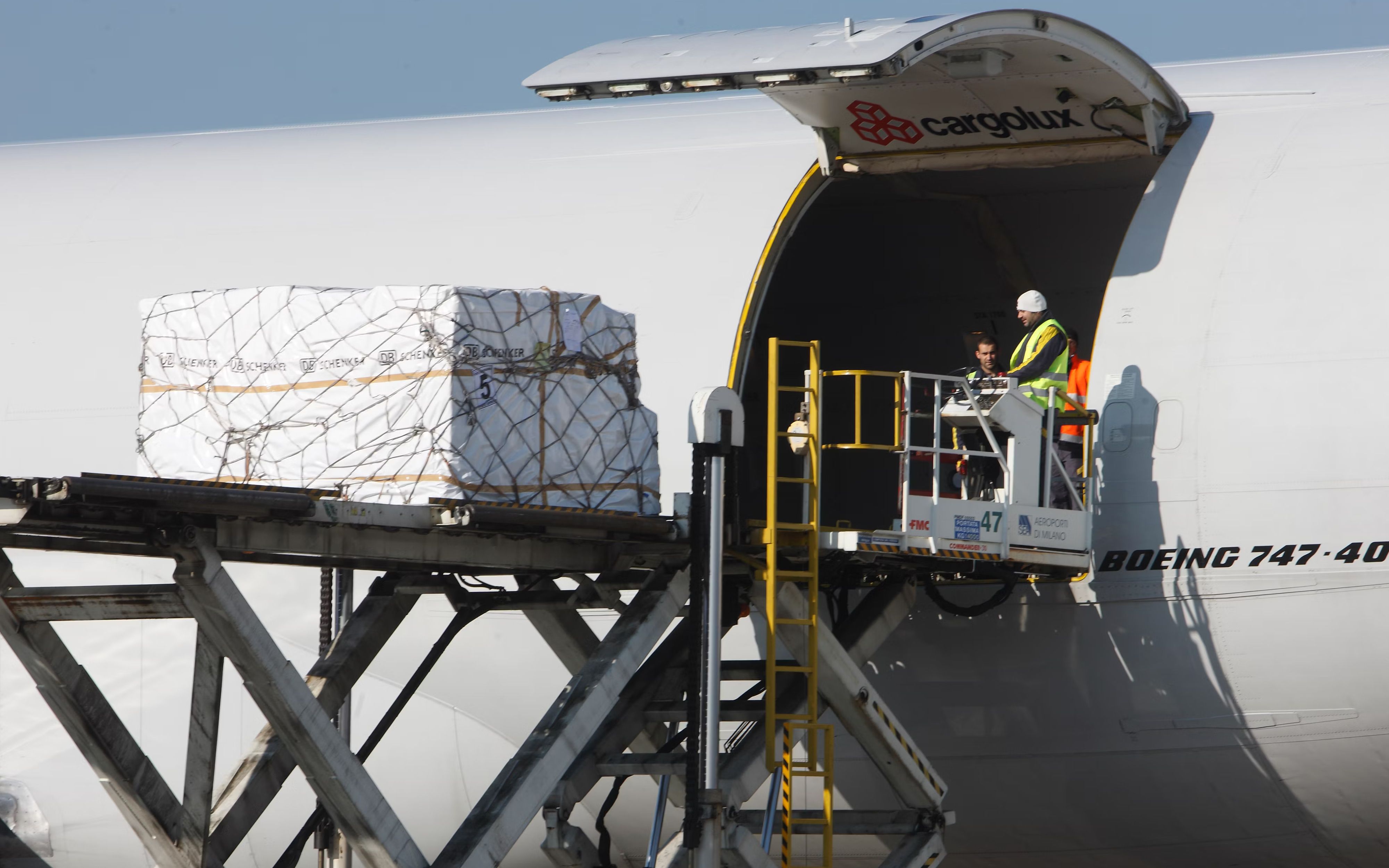 how-is-cargo-kept-in-place-on-aircraft