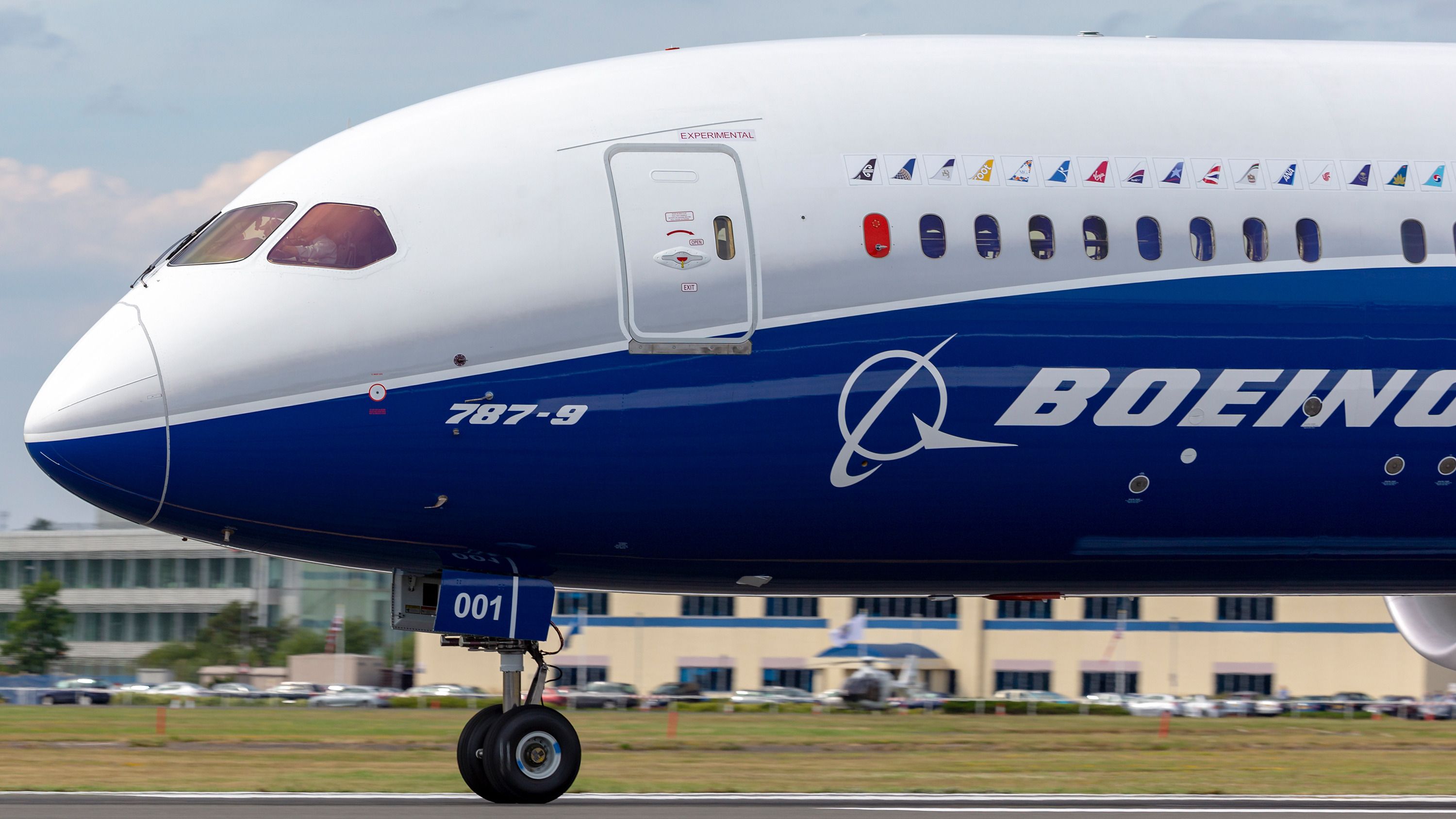 A Boeing 787-9 Dreamliner on the ground in Farnborough.