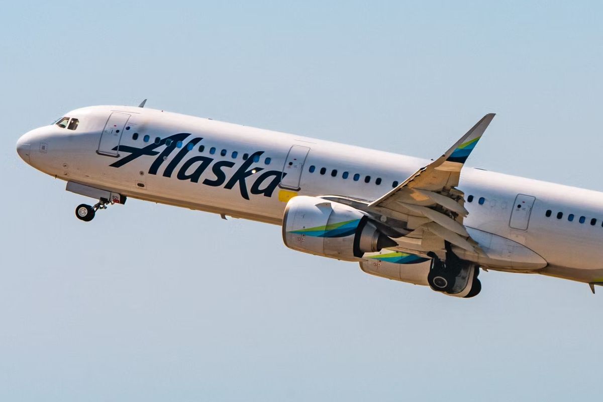 An Alaska Airlines Airbus A321neo flying in the sky.