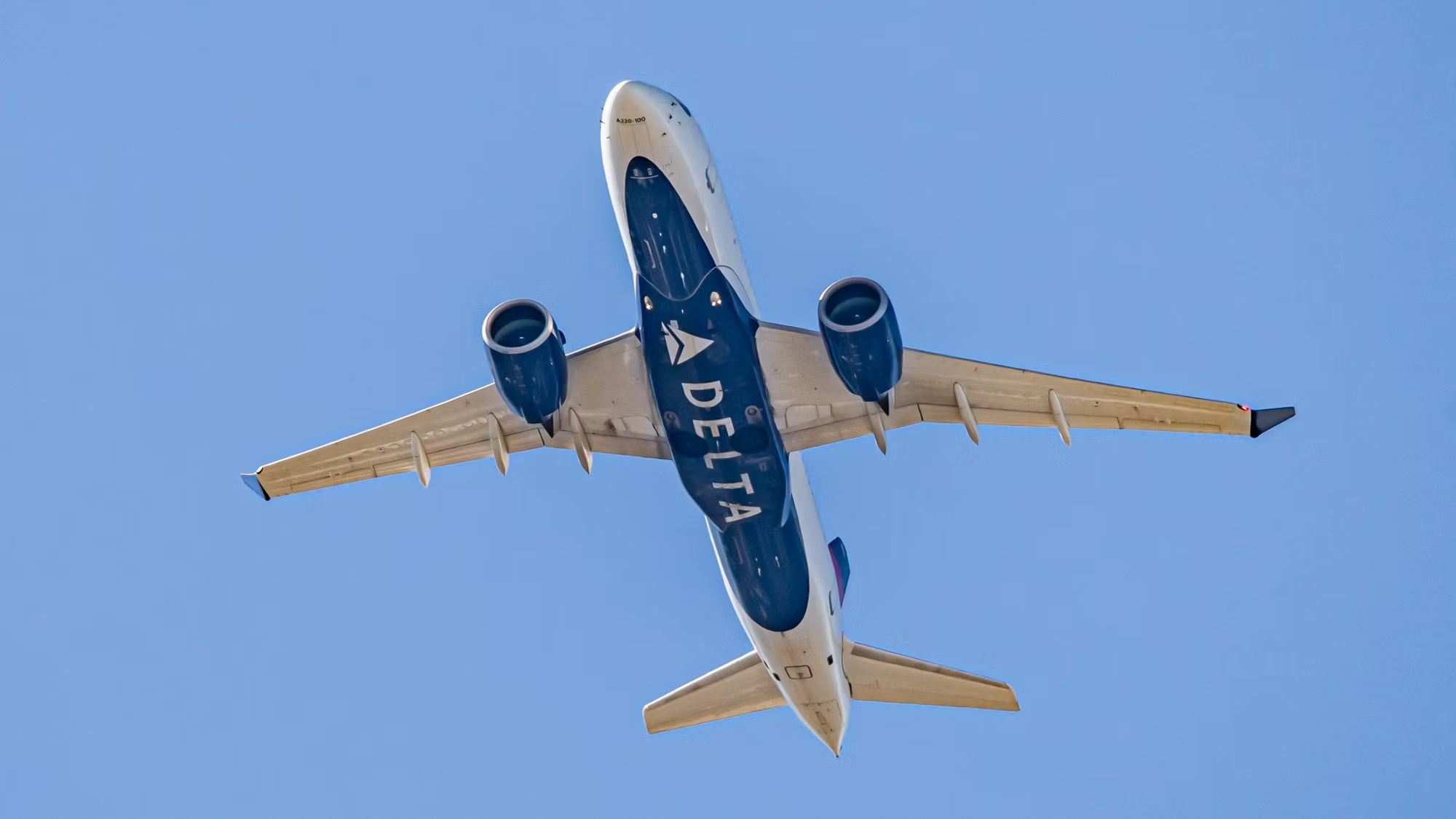 2mp_of_incoming-delta-air-lines-a220-overflight_01