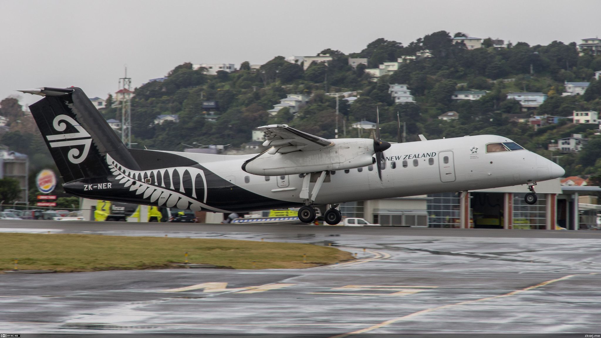 K5172602 - Air New Zealand ZK-NER Dash 8-300 taking off from Wellington Airport