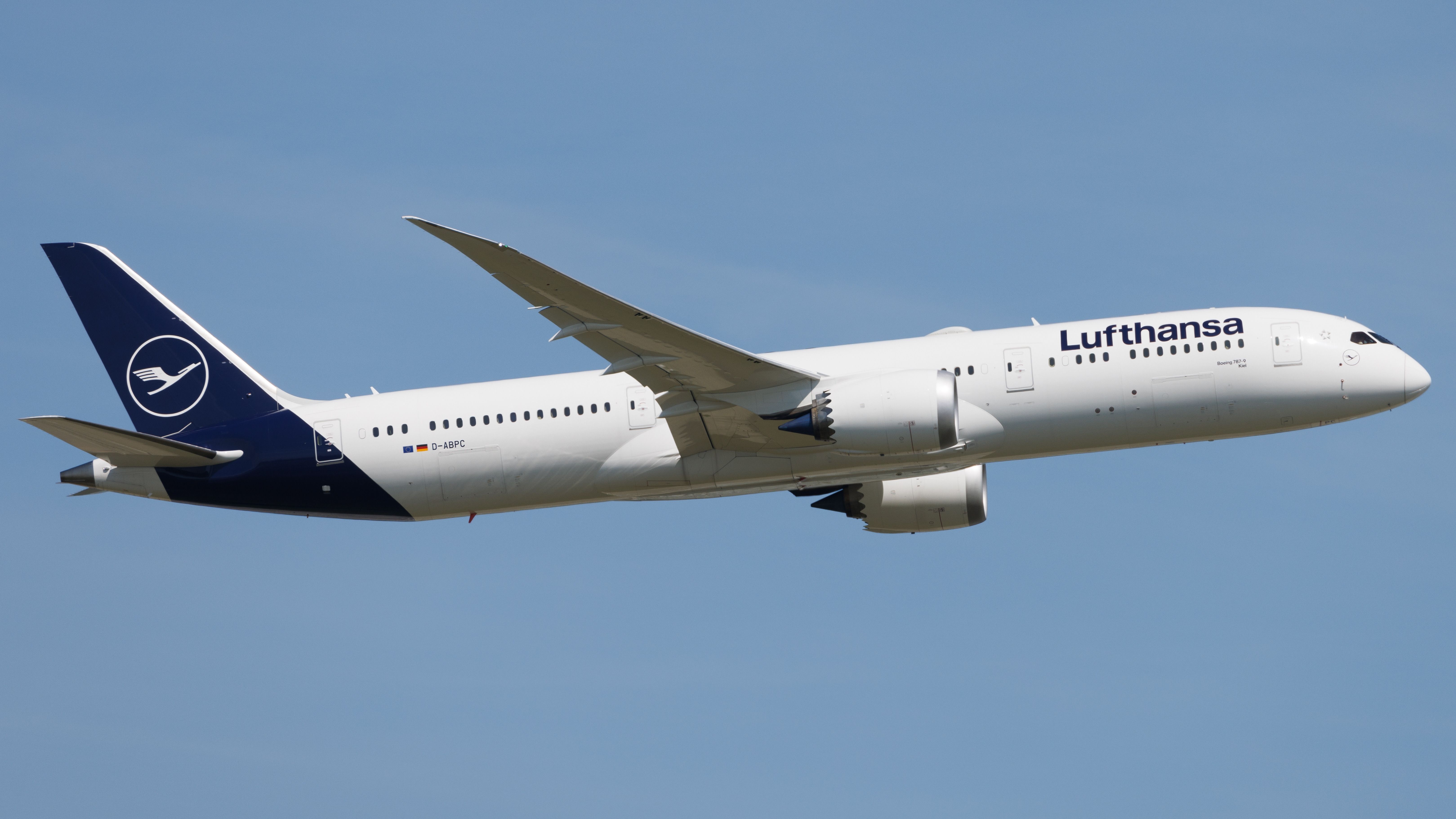 A Lufthansa Boeing 787-9 Dreamliner in Frankfurt 