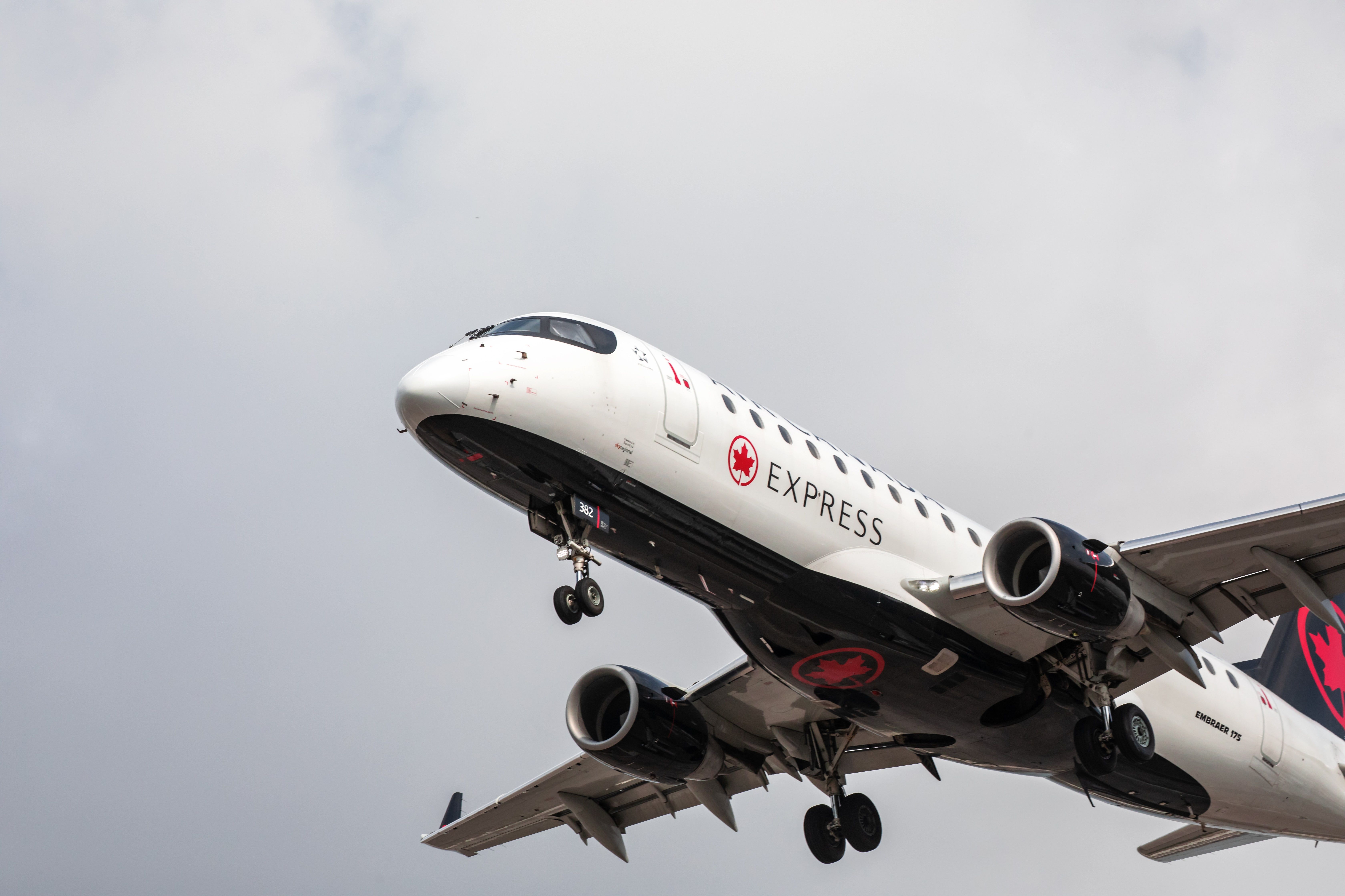 Air Canada Embraer E175 landing