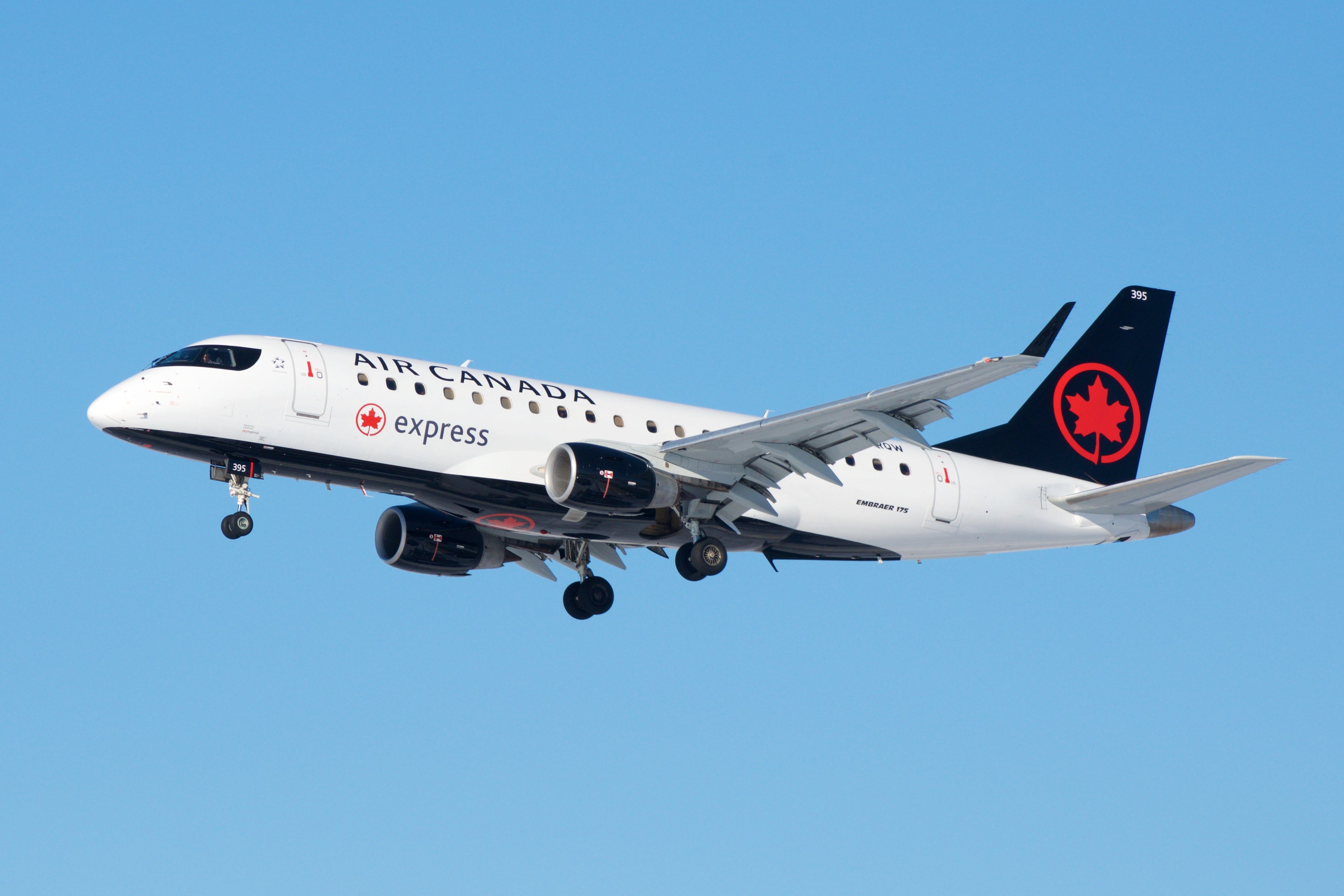 Air Canada Express E175 landing
