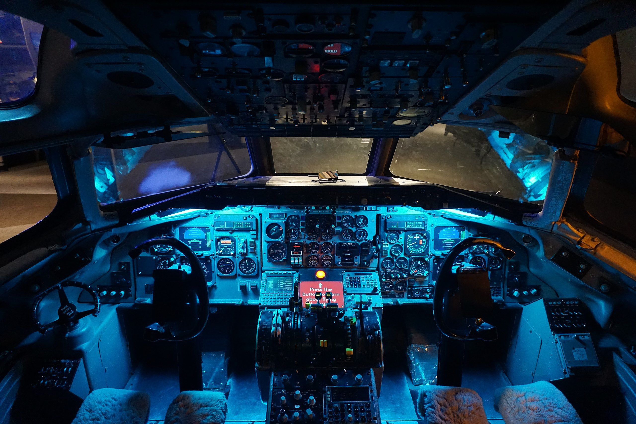 MD-80 cockpit