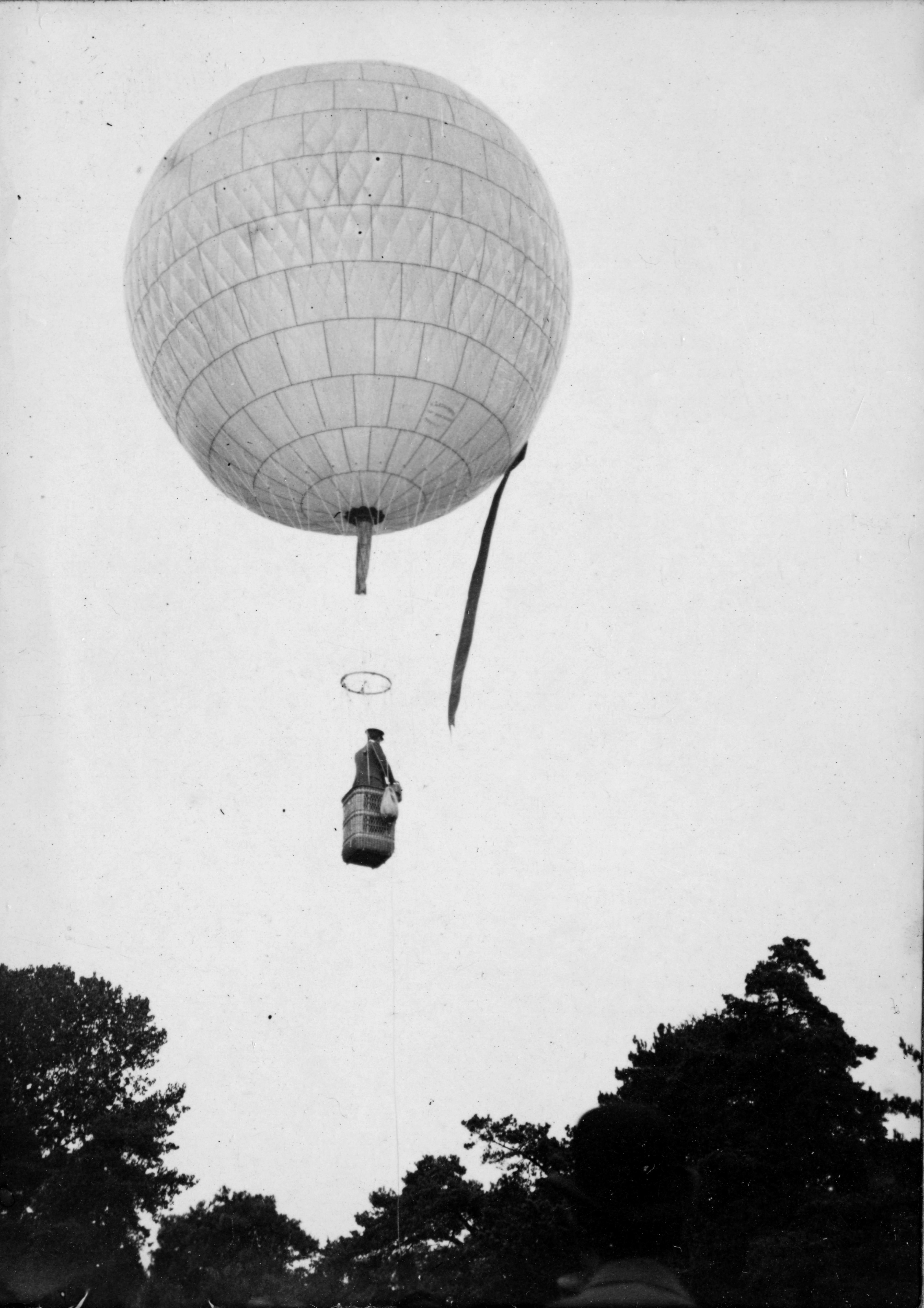 Santos-Dumont first balloon in 1898