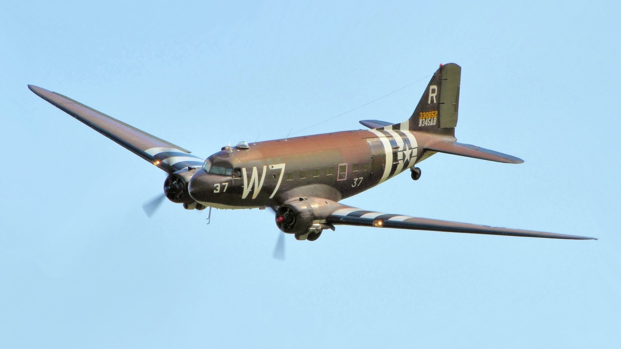 C47_Skytrain_-_Duxford_D-Day_Show_2014_(cropped) (1) (1)