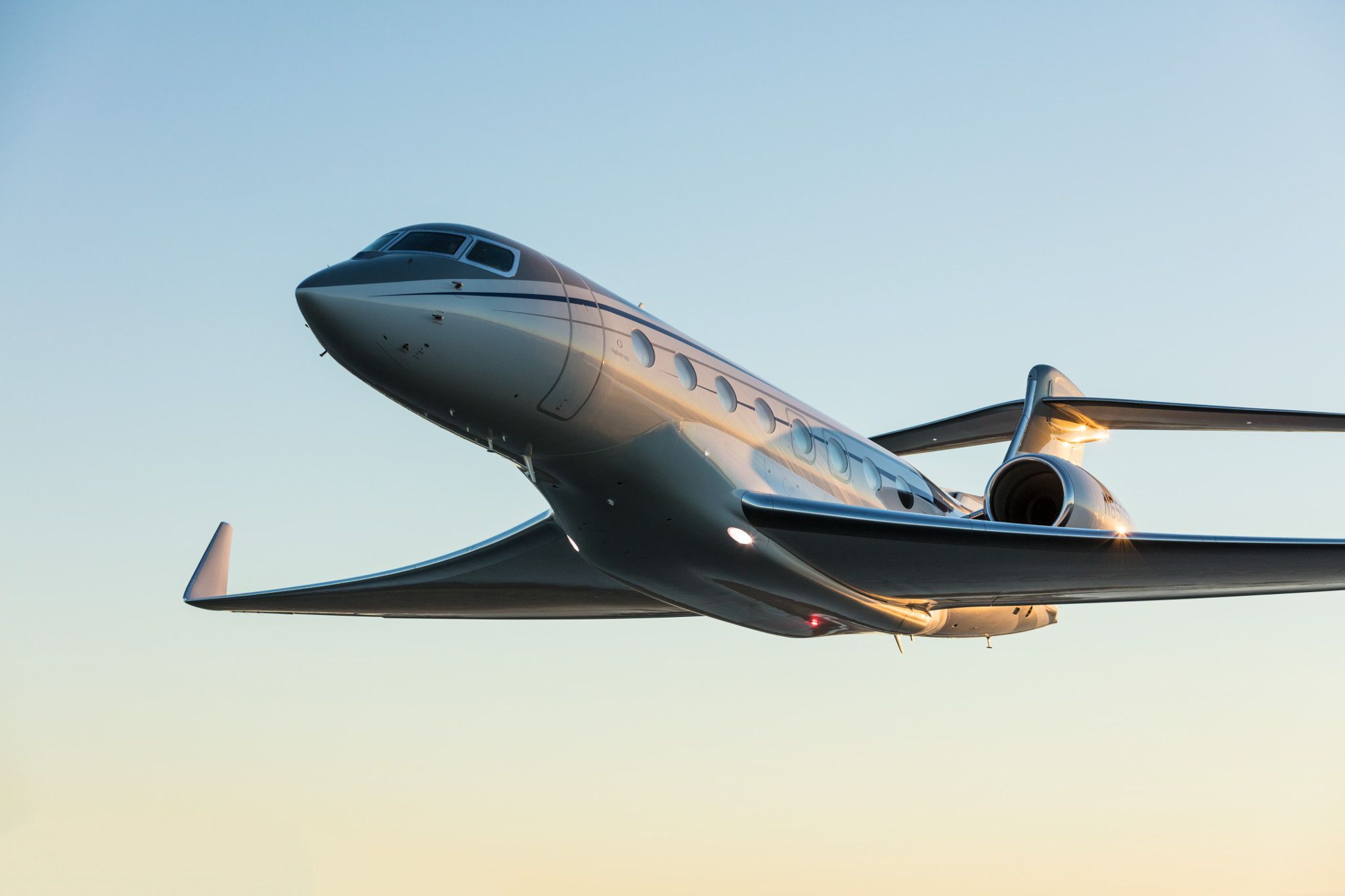 A Gulfstream G650 flying in the sky.