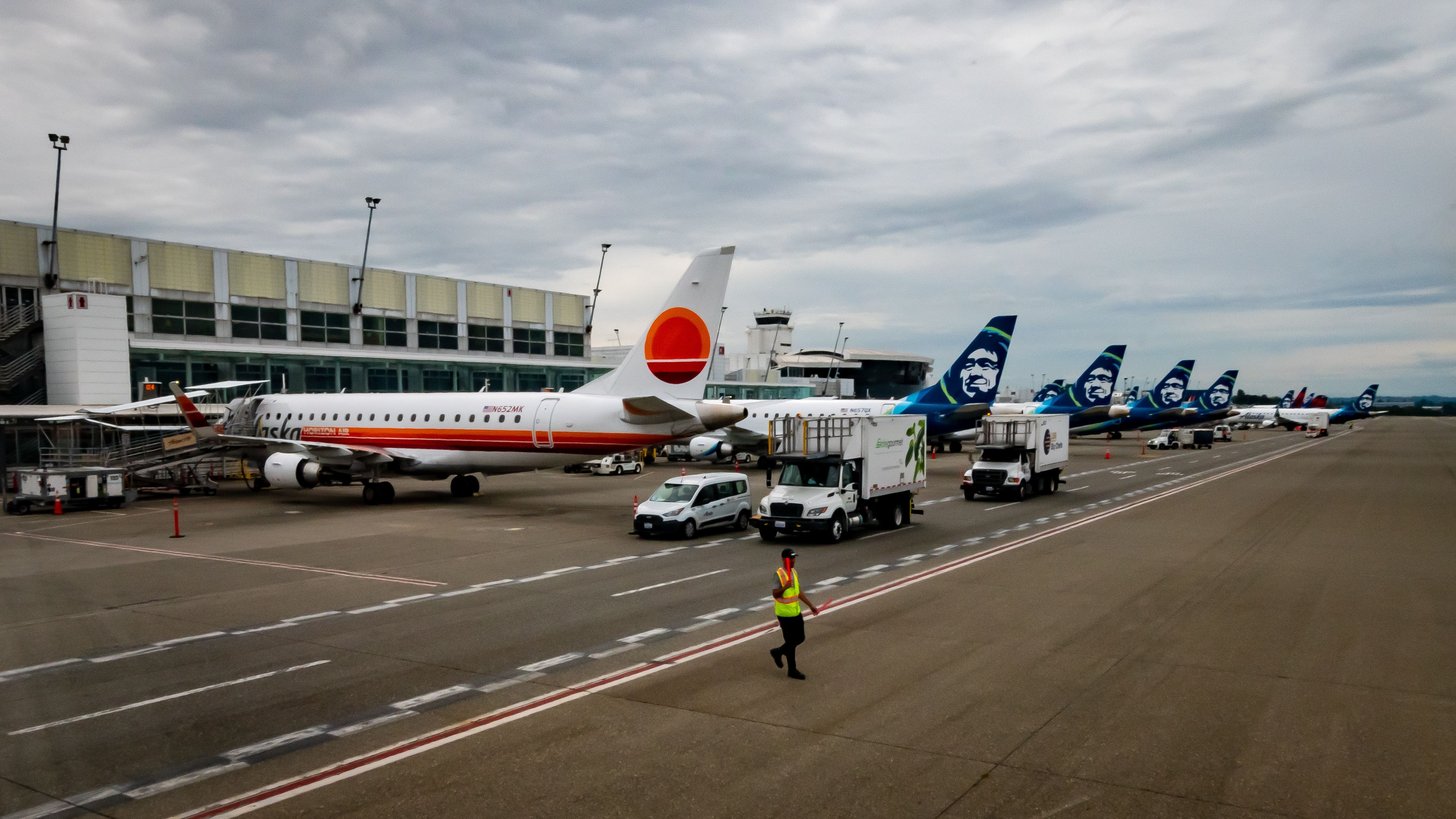 Aproveitando uma fileira de Horizon Air E175s no saguão C do SEA