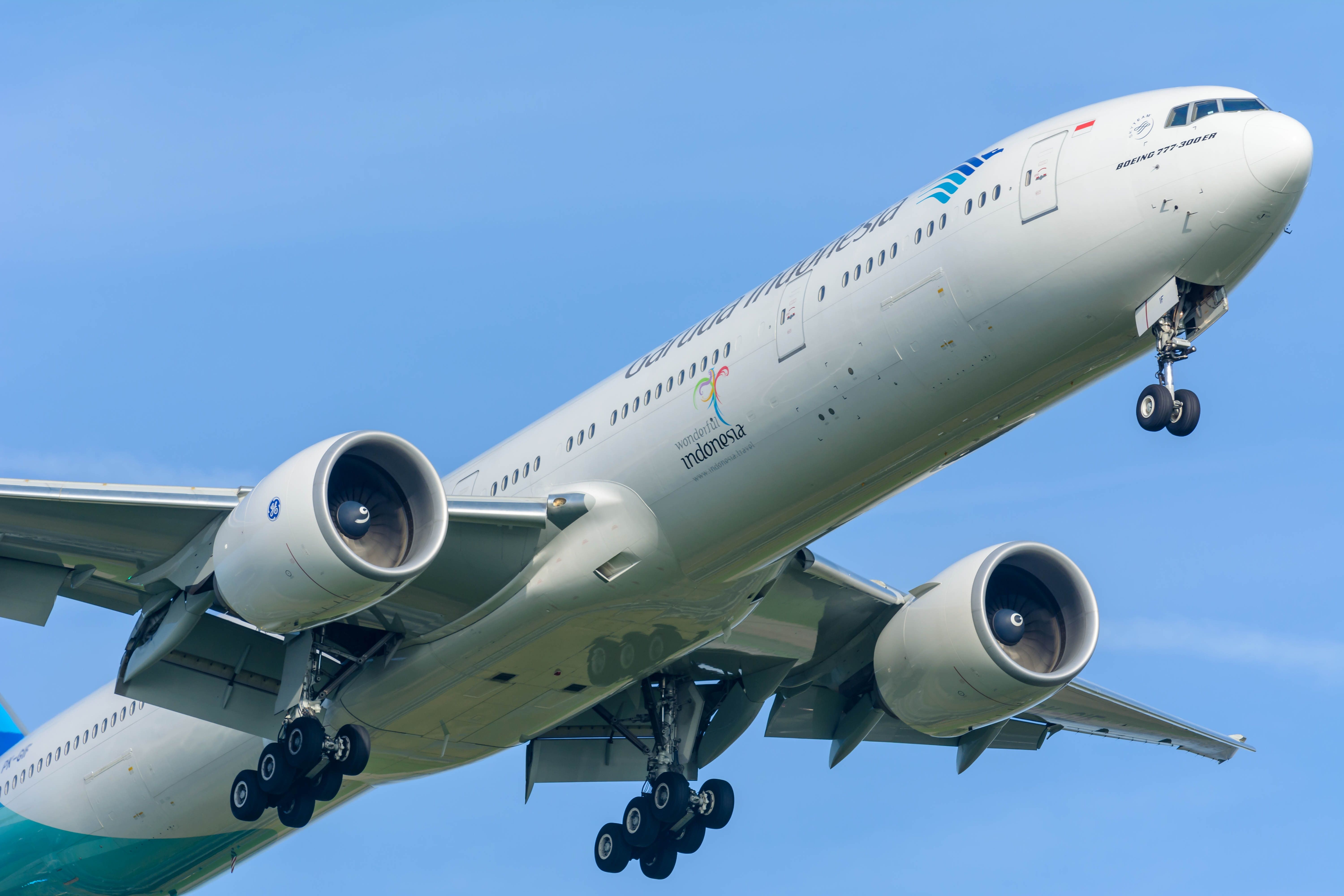 Garuda Indonesia 777 landing