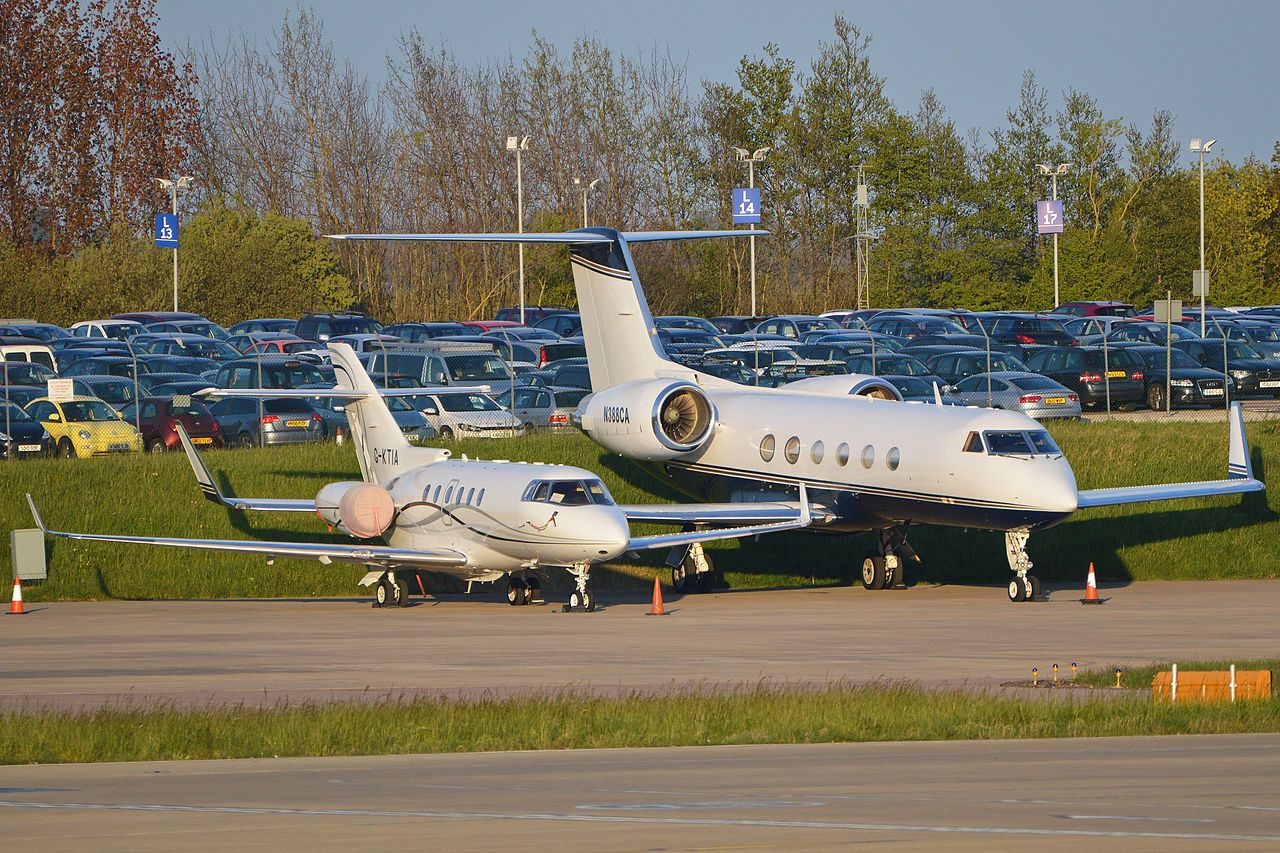 Hawker_900XP_'G-KTIA'_&_Gulfstream_IV_'N388CA'_(14001441096) Luton