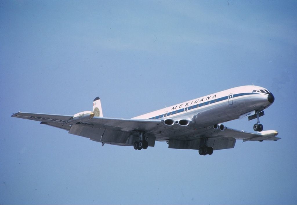 A Mexicana de Havilland Comet flying in the sky.