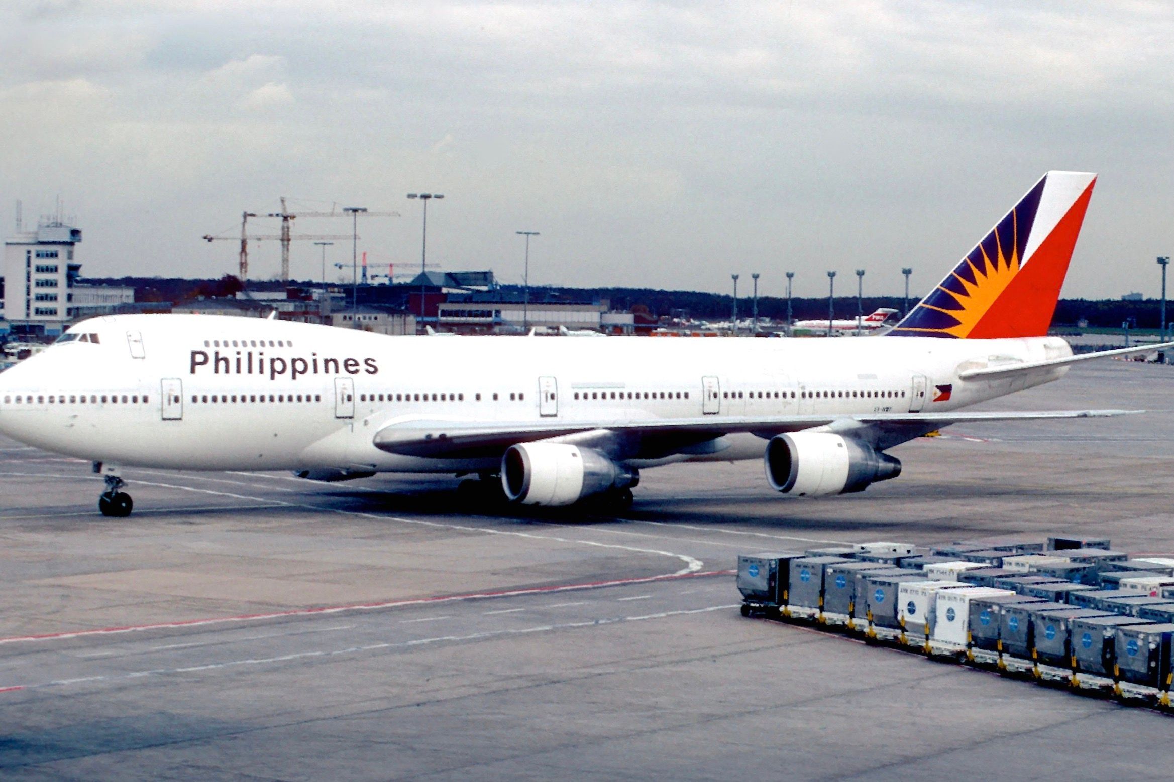 A Philippine Airlines Boeing 747 taxiing to the airport gate.