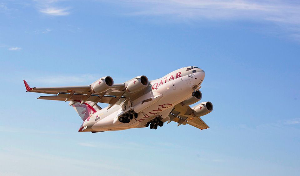 A Qatar C-17 flying in the sky.