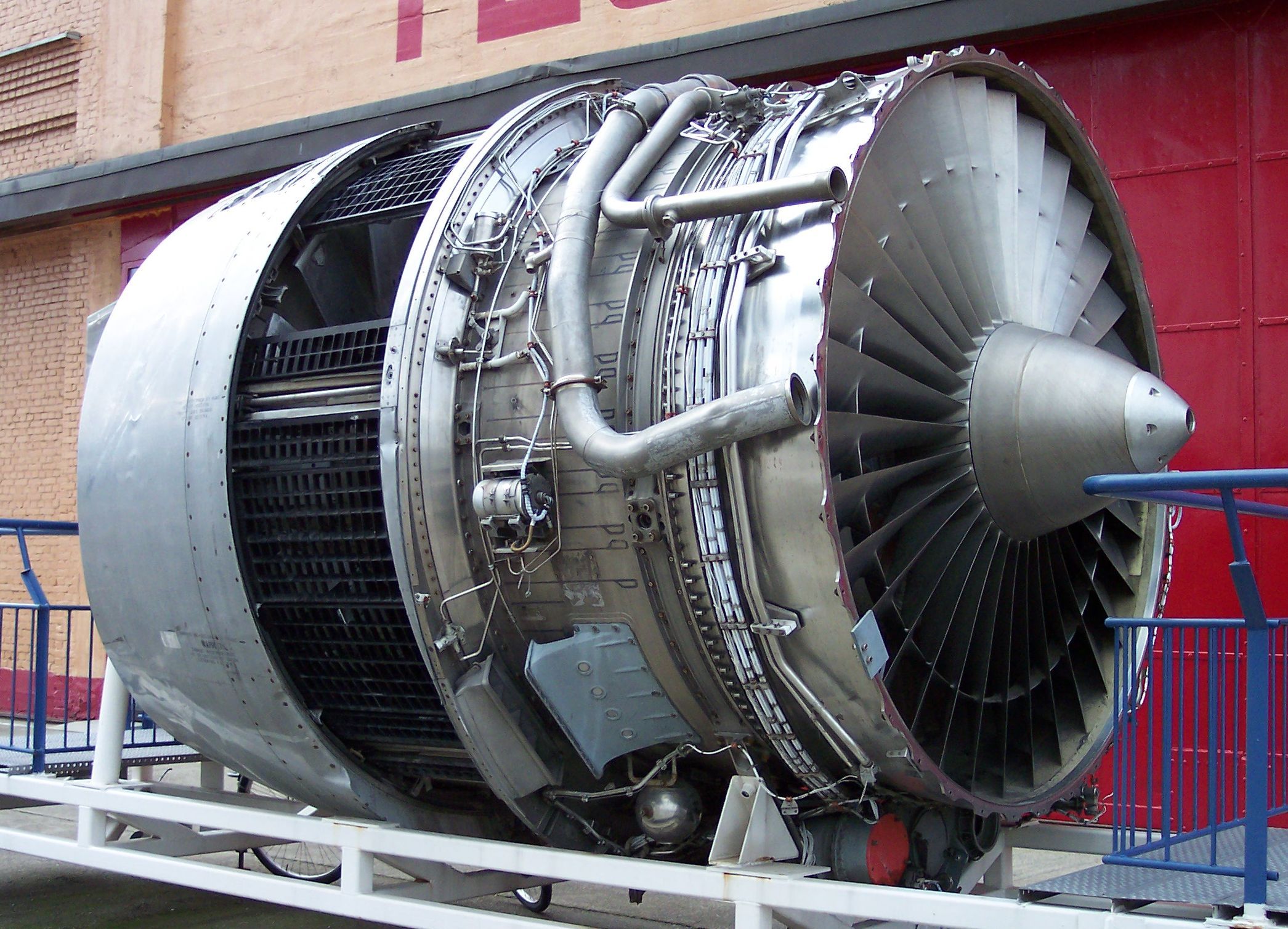 A Rolls-Royce RB211 turbofan engine like those installed on the Boeing 747 without its cowlings.