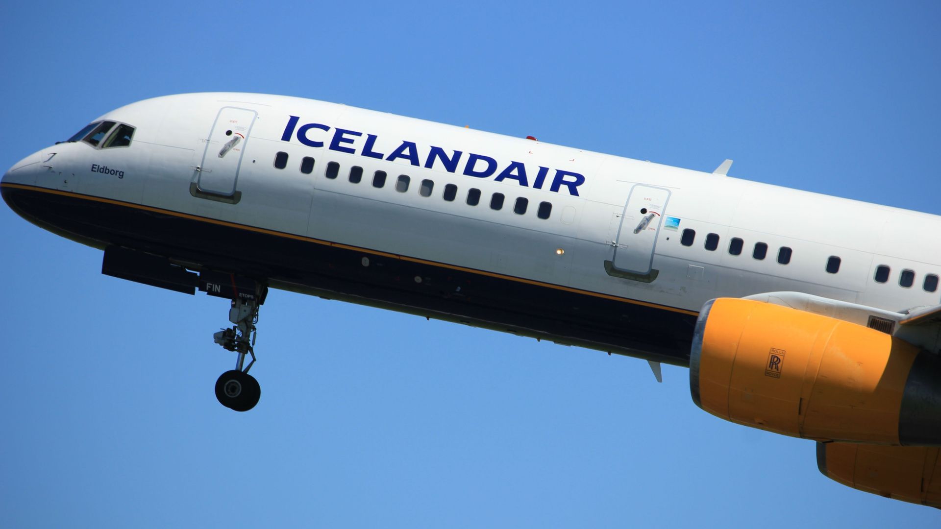 An Icelandair Boeing 757 flying in the sky.