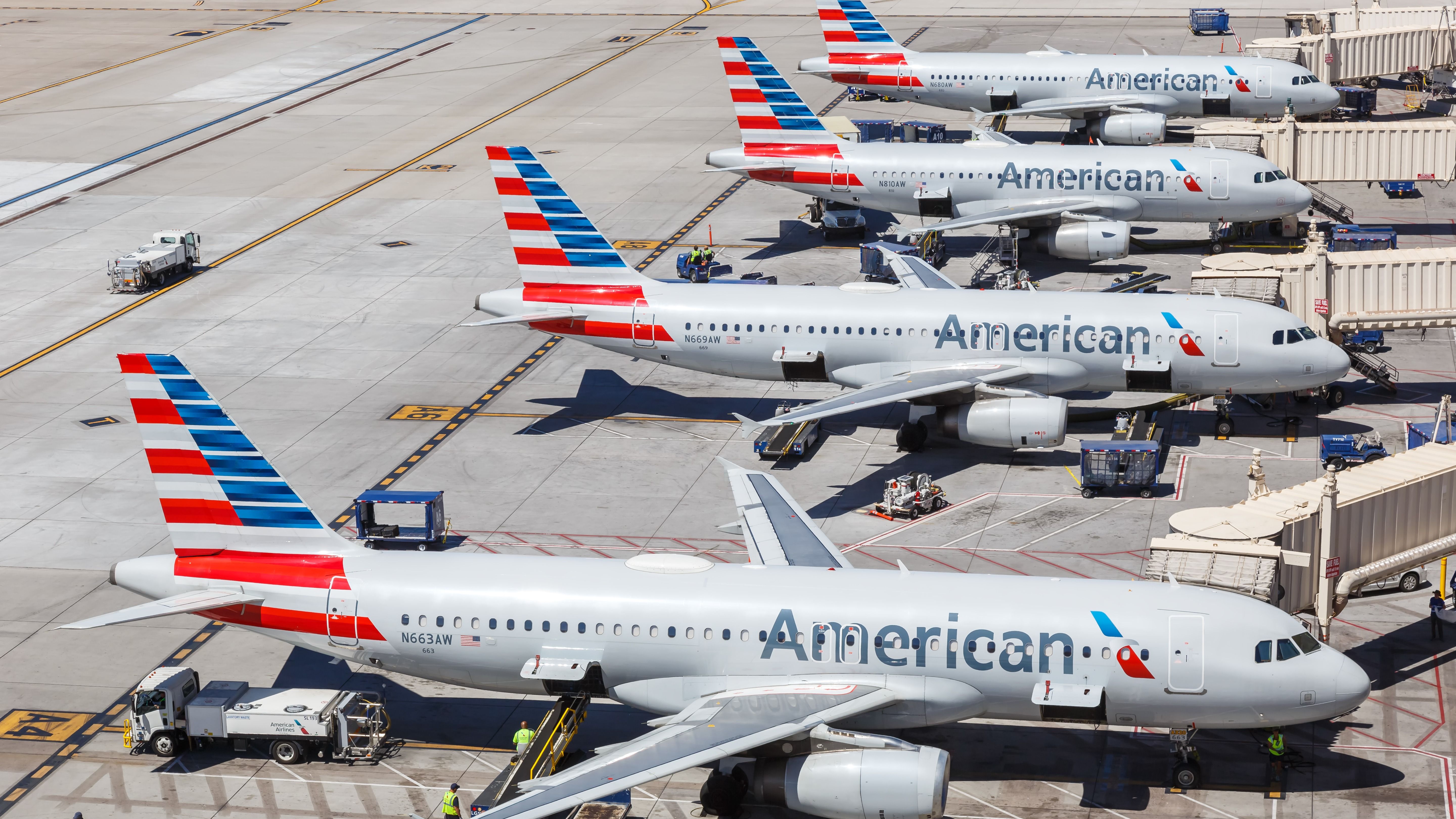 American Airlines Posts $931 Million Quarterly Loss - The New York Times