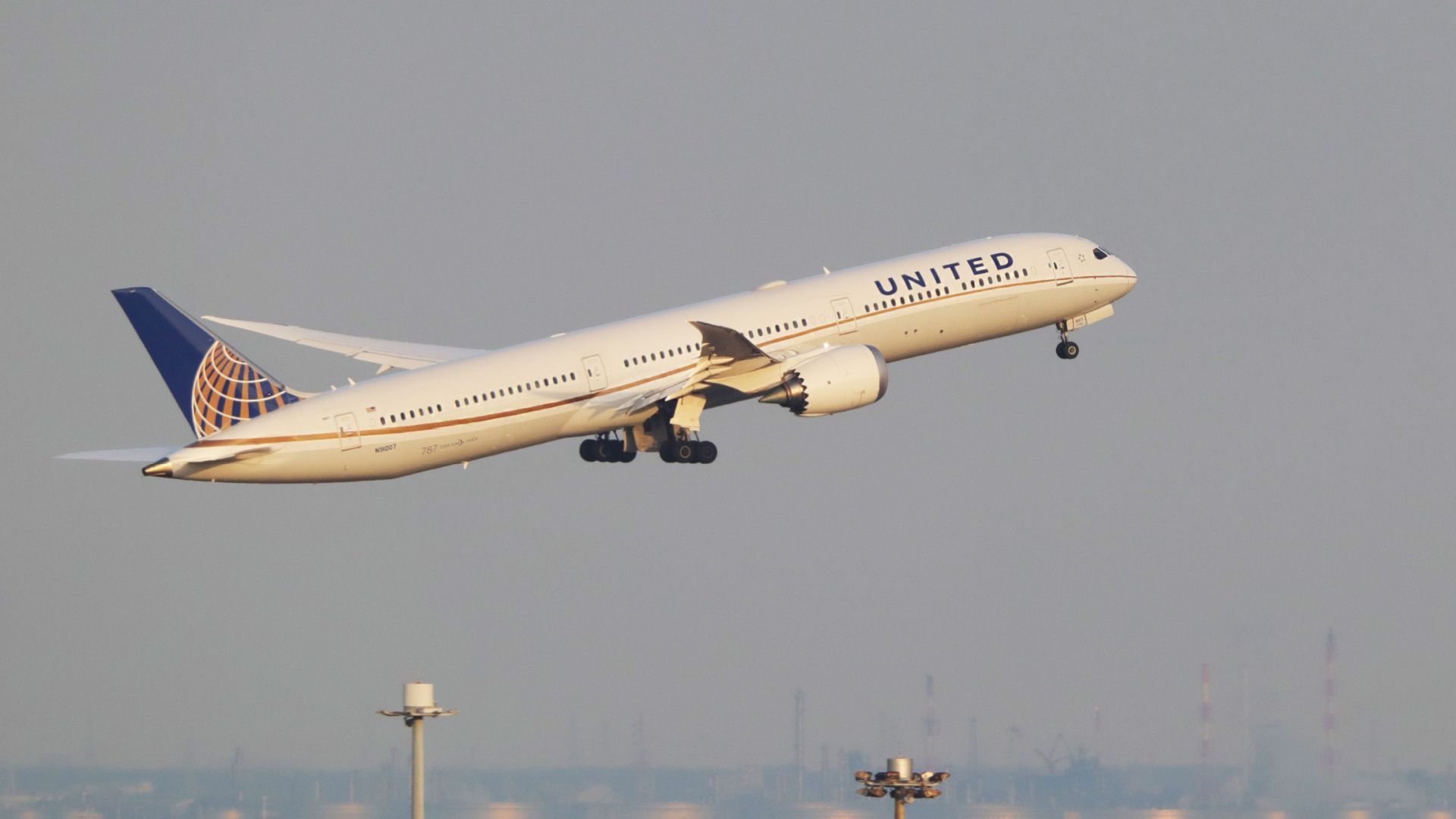 A United Airlines Boeing 787-9 taking off from Tokyo Haneda International Airport.