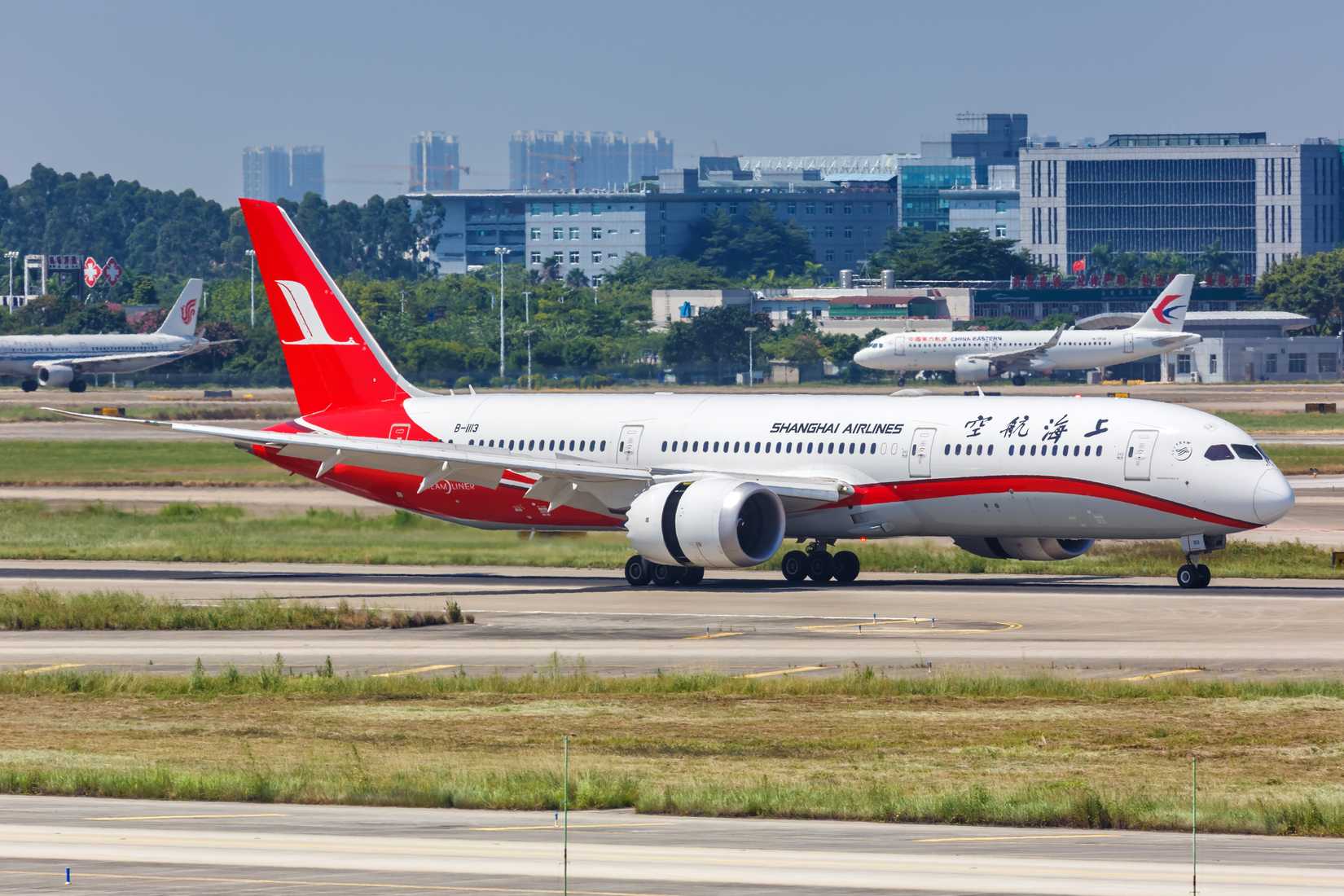 A commercial airplane taking off⁣ against a blue sky