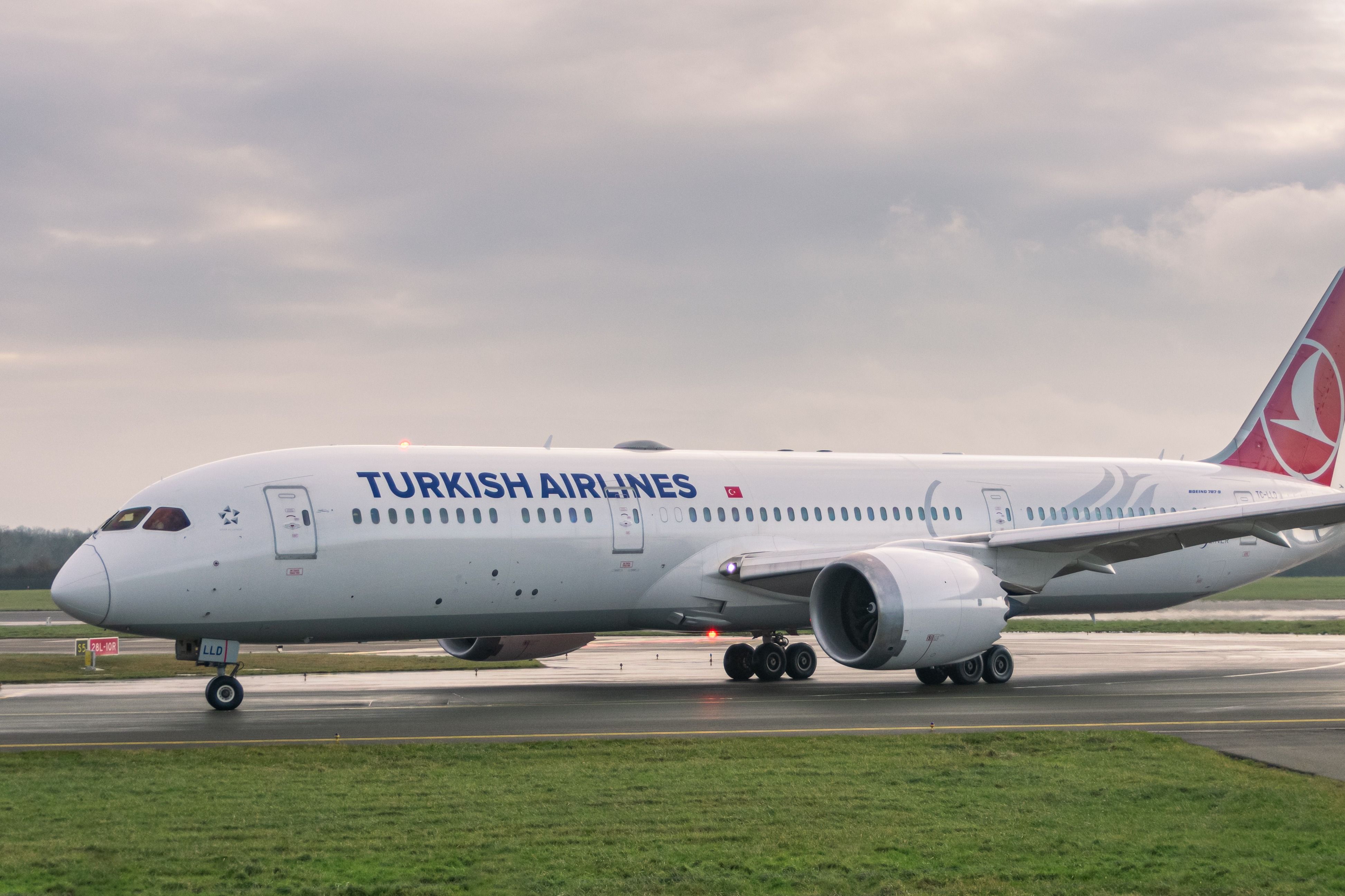 Turkish Airlines Boeing 787-9 taxiing at Dublin Airport. 