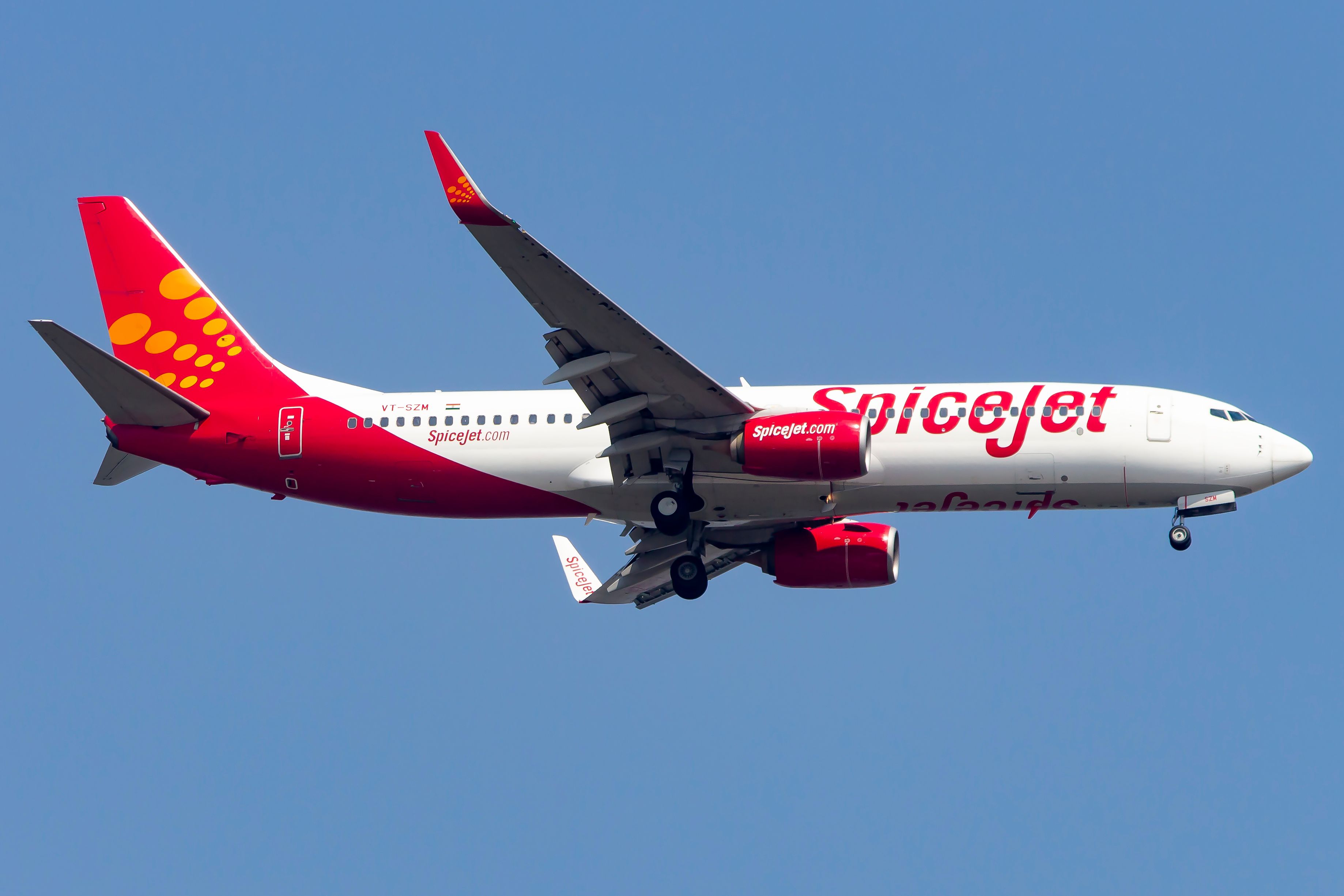 A SpiceJet Boeing 737-800 flying in the sky.