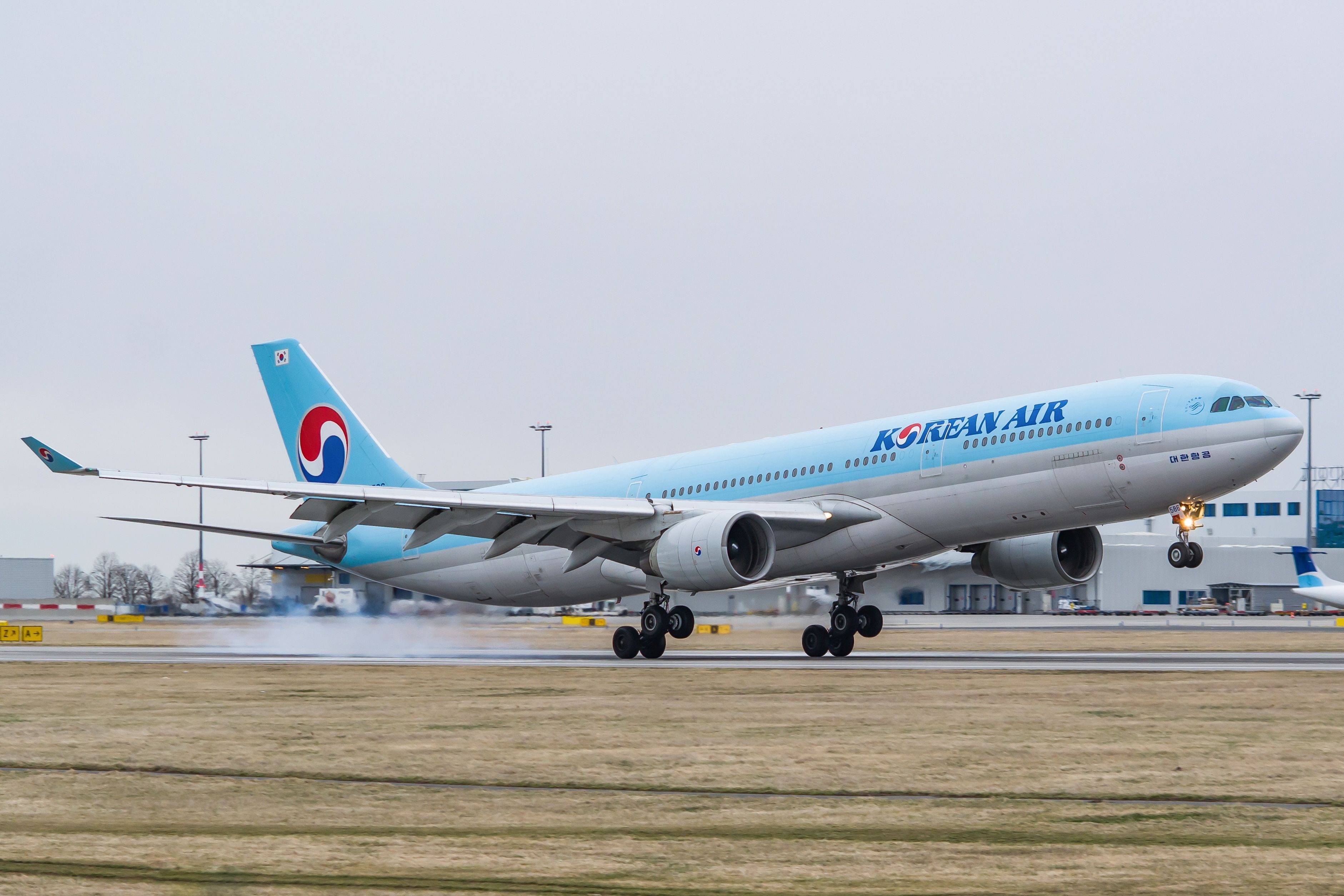 Korean Air Airbus A330-300 Landing In Prague