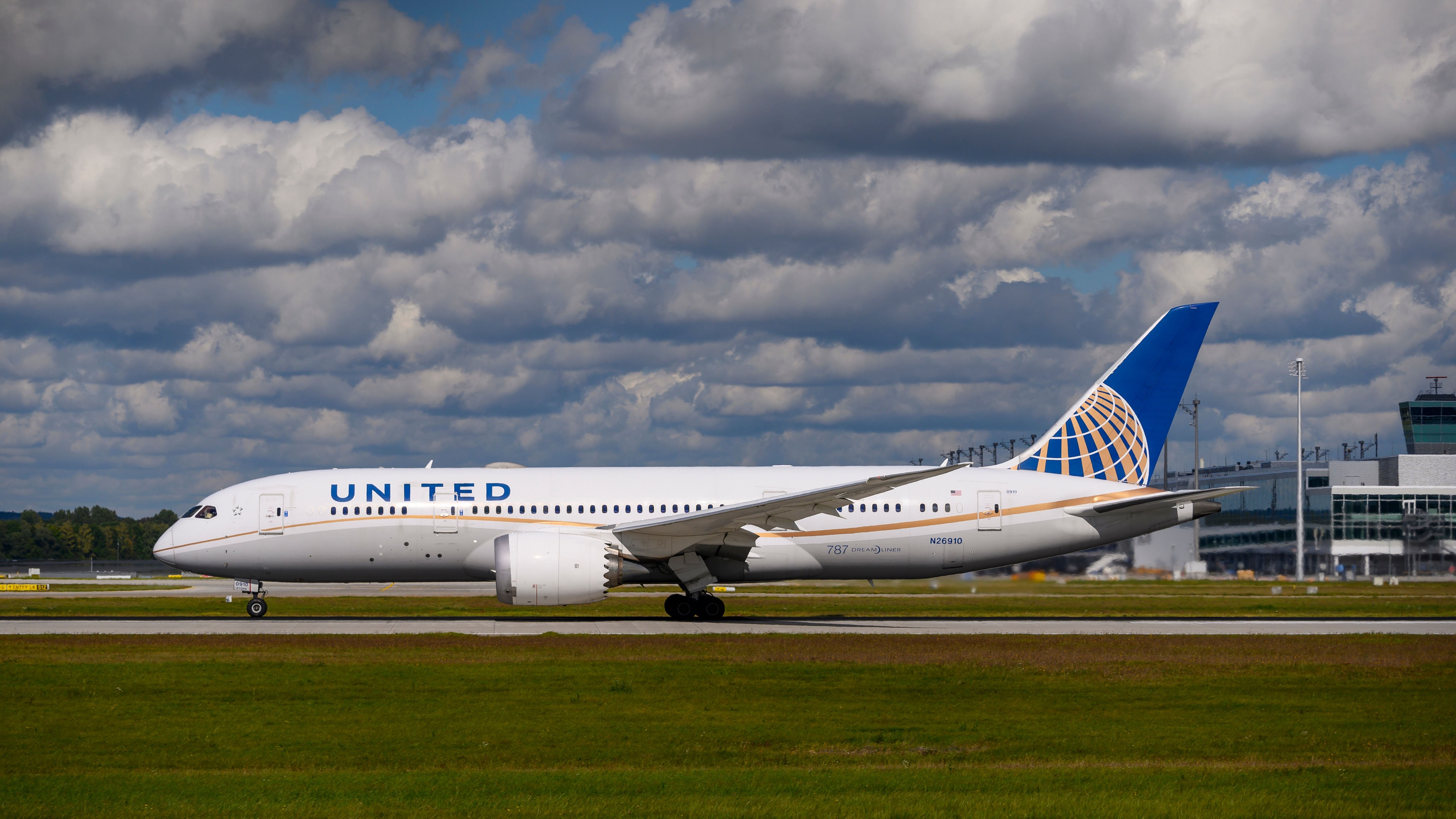 United Airlines B737-200 他1点 かずお００７ United Airlines Boeing 787 Dreamliner Returns To Chicago