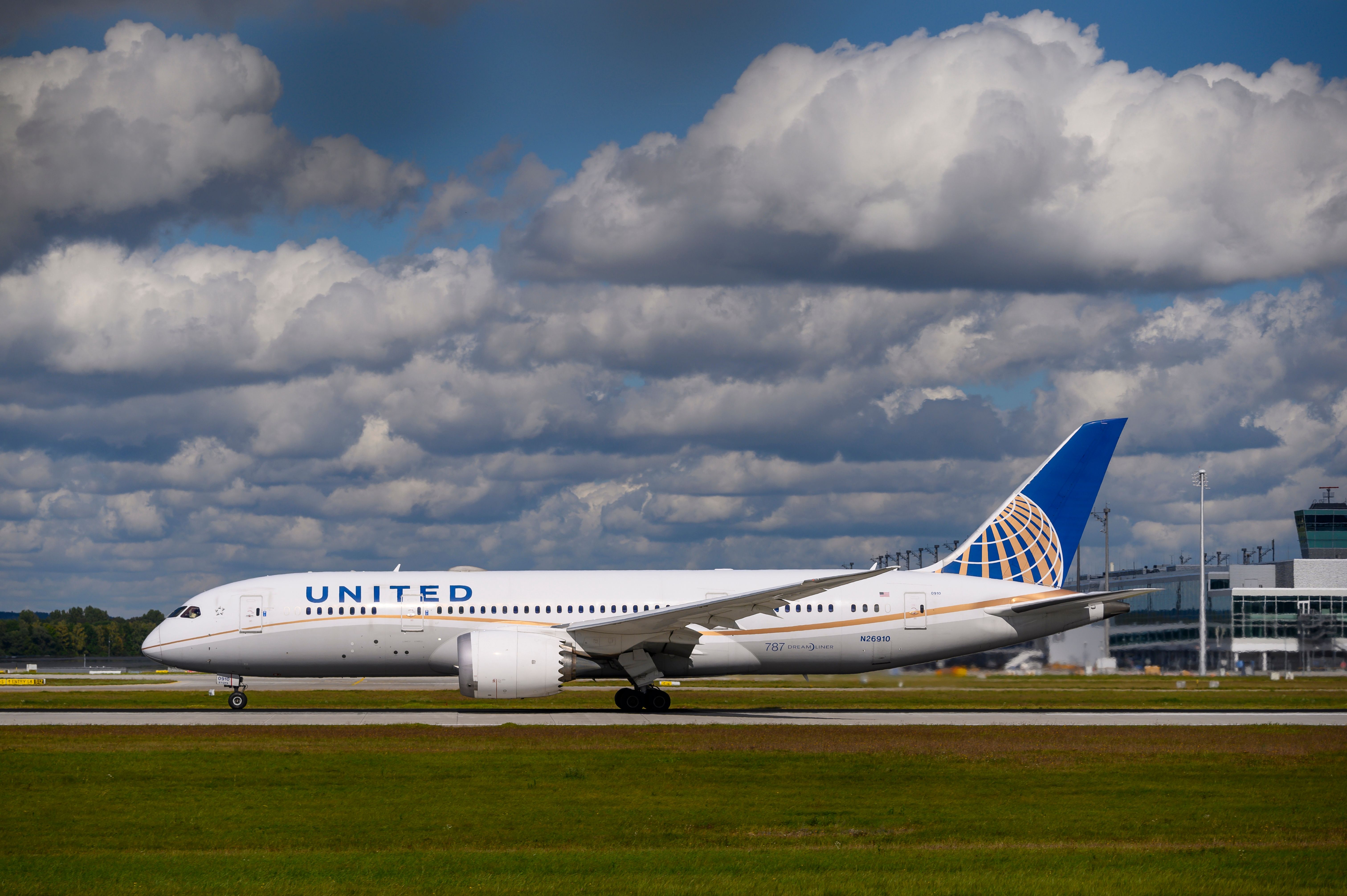 United Airlines Boeing 787-8 Dreamliner at Munich Airport.