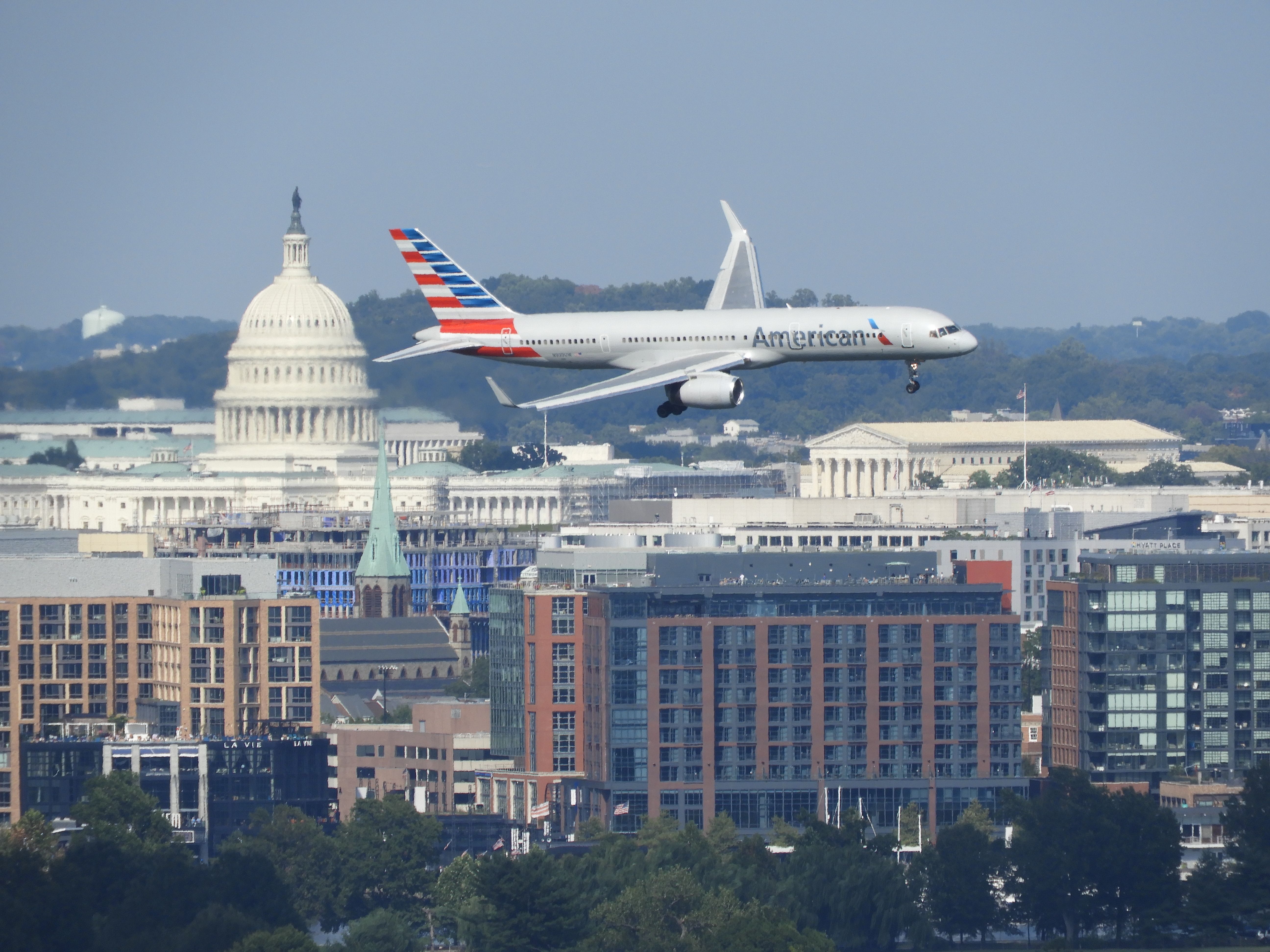 An American Airlines Boeing 757 making its turn on short final to Runway 19 at DCA Airport.