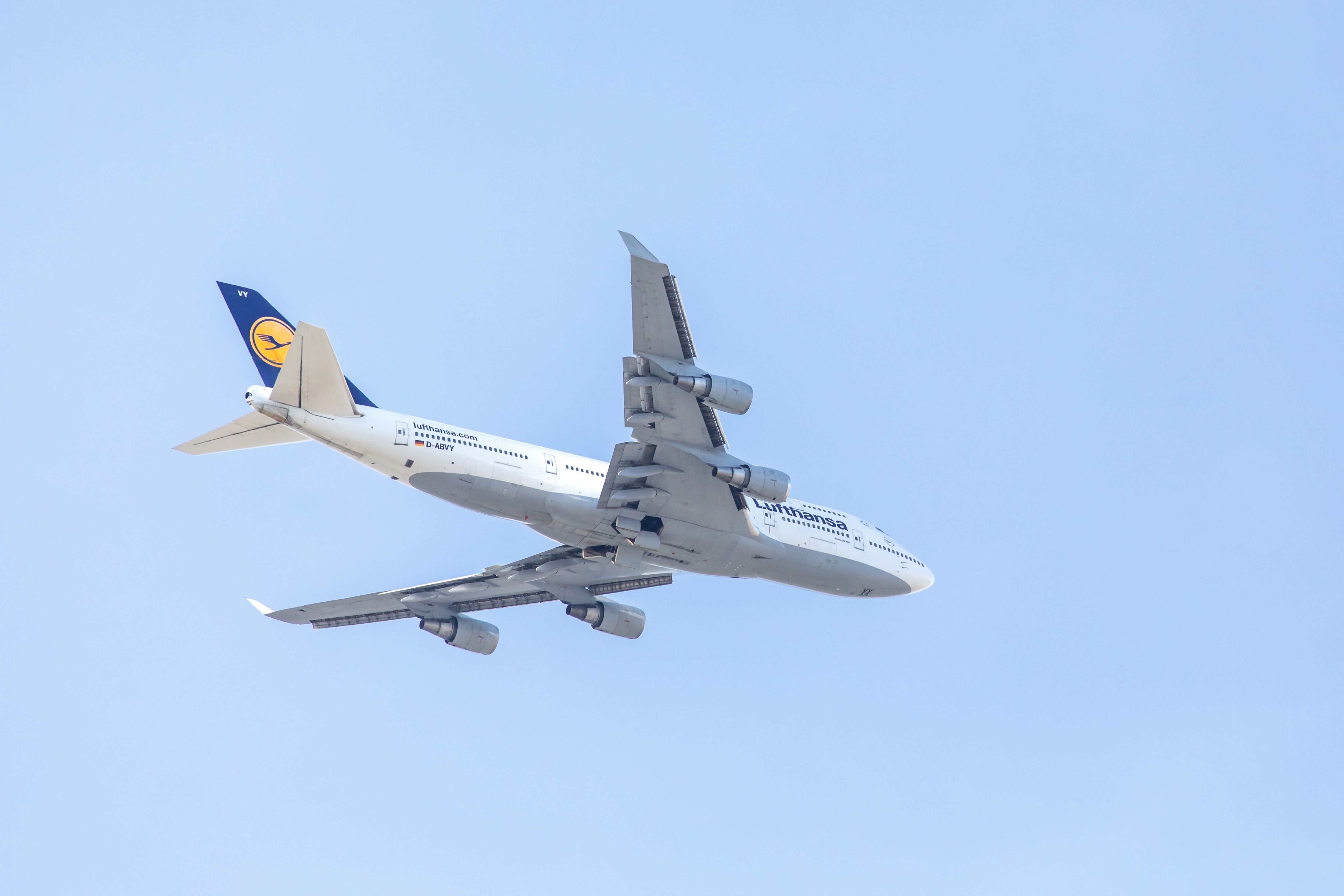 Lufthansa Boeing 747-400 landing at Toronto Pearson International Airport