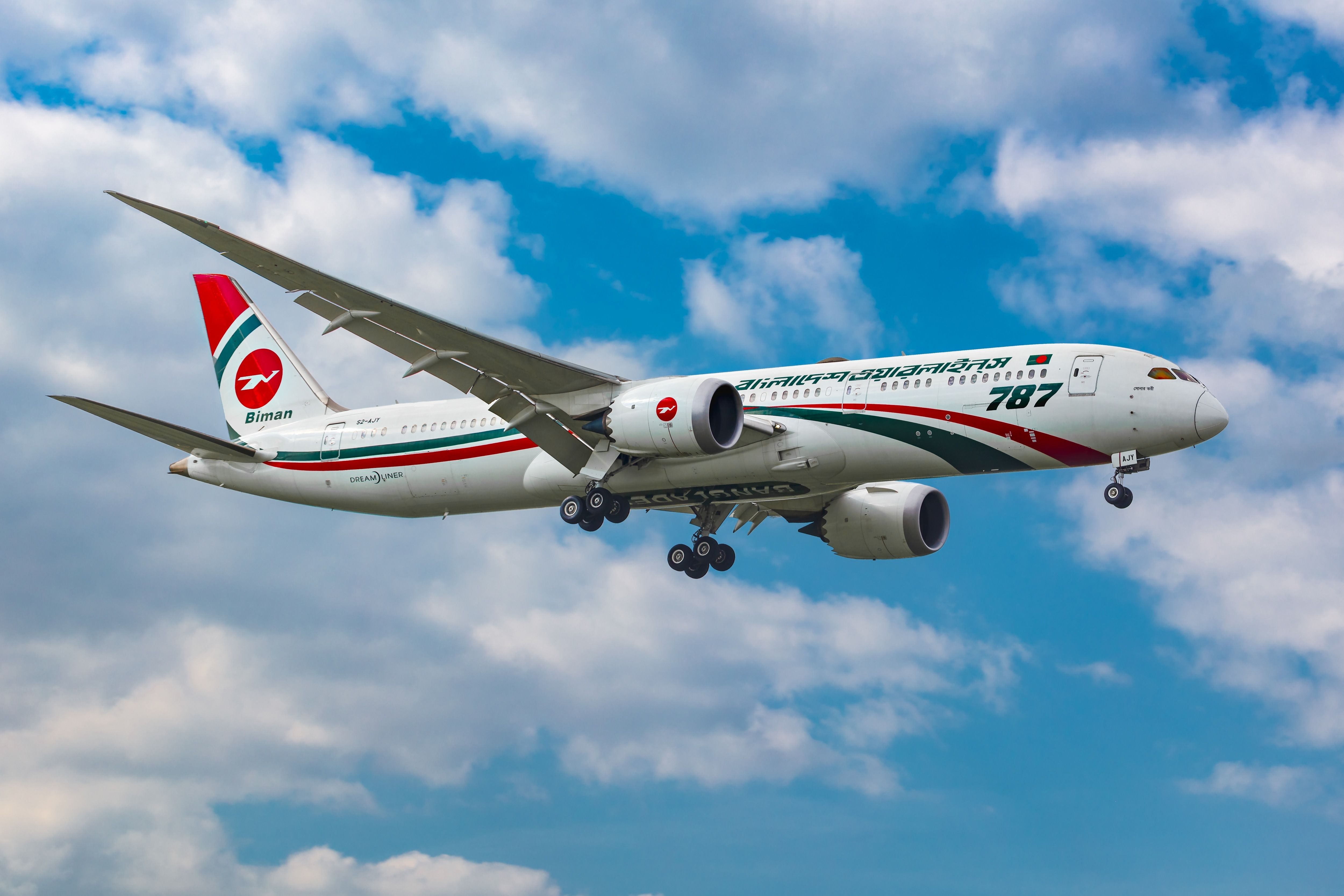 Biman Bangladesh Airlines Boeing 787 Dreamliner on approach in London. 